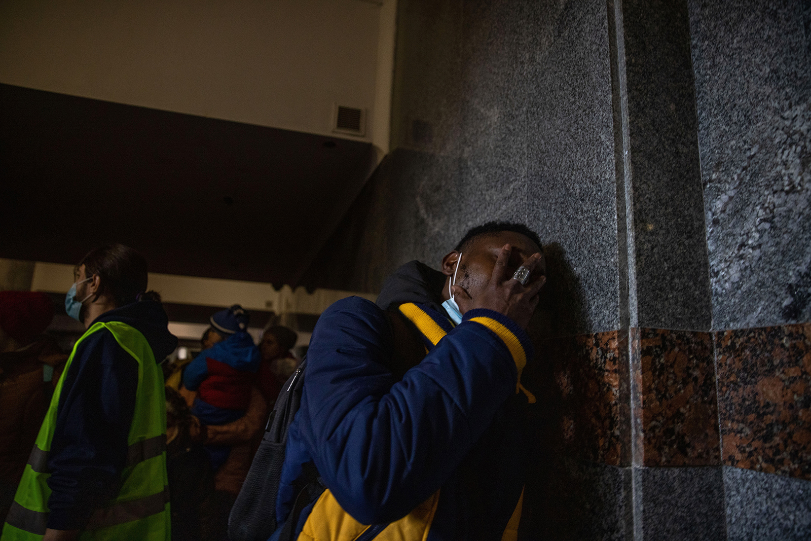 Un étudiant nigérian pleure après que la police a refusé de le laisser monter à bord d'un train pour la Pologne, après avoir été refoulé pendant six jours, à la gare de Lviv-Holovnyi à Lviv, en Ukraine, le 28 février. 