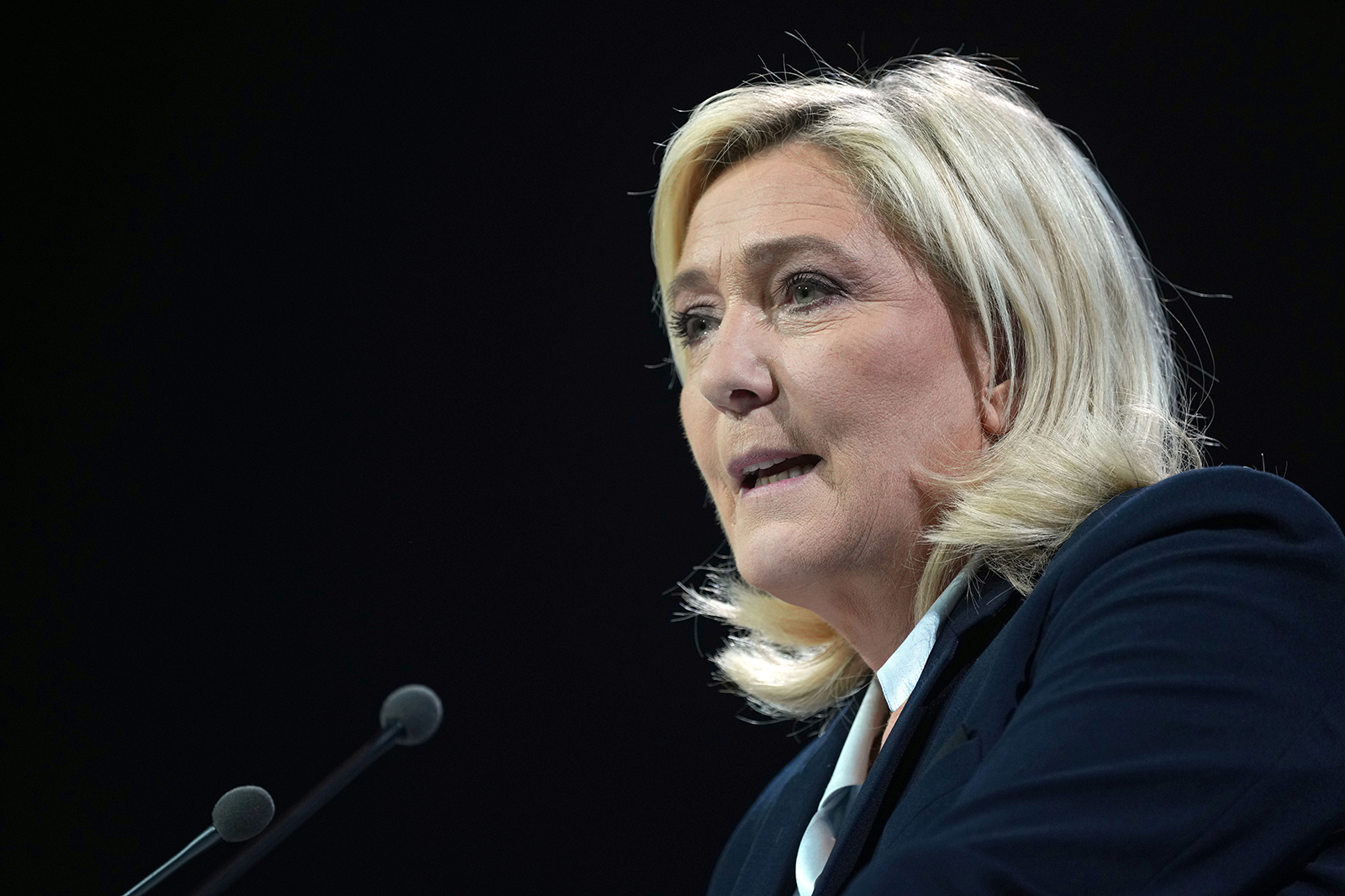 Marine Le Pen, candidata a la Asamblea Nacional para la próxima segunda vuelta de las elecciones presidenciales francesas, celebra su última reunión de la campaña presidencial el 21 de abril en Arras, Francia.