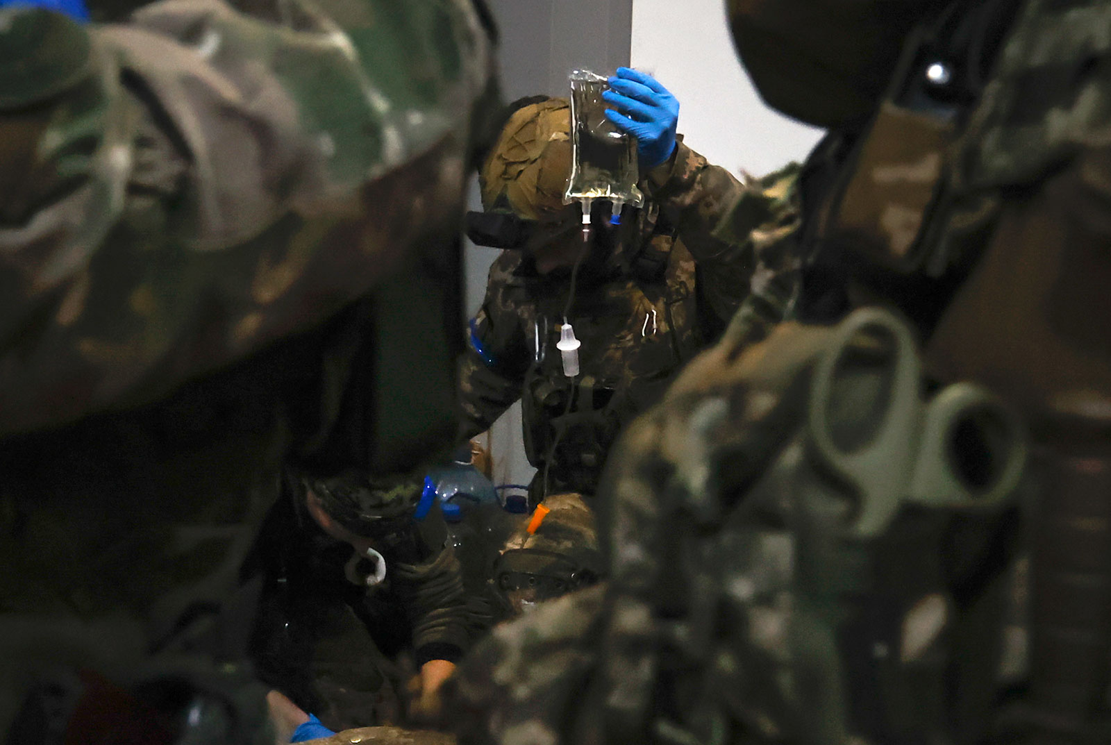 Um soldado ucraniano administra os primeiros socorros a um soldado ferido em um abrigo em Soledar em 8 de janeiro.