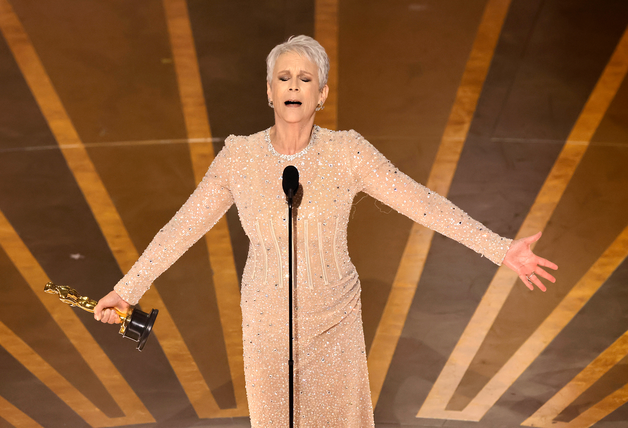 Jamie Lee Curtis accepts the best supporting actress award.