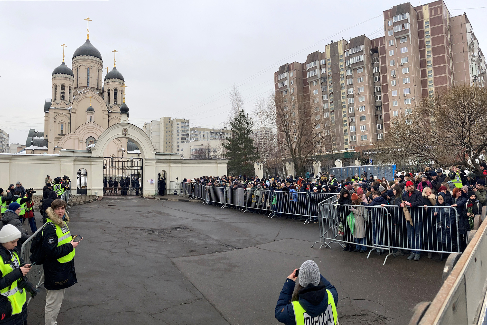 US Ambassador Joins Mourners Outside The Church For Navalny's Funeral ...