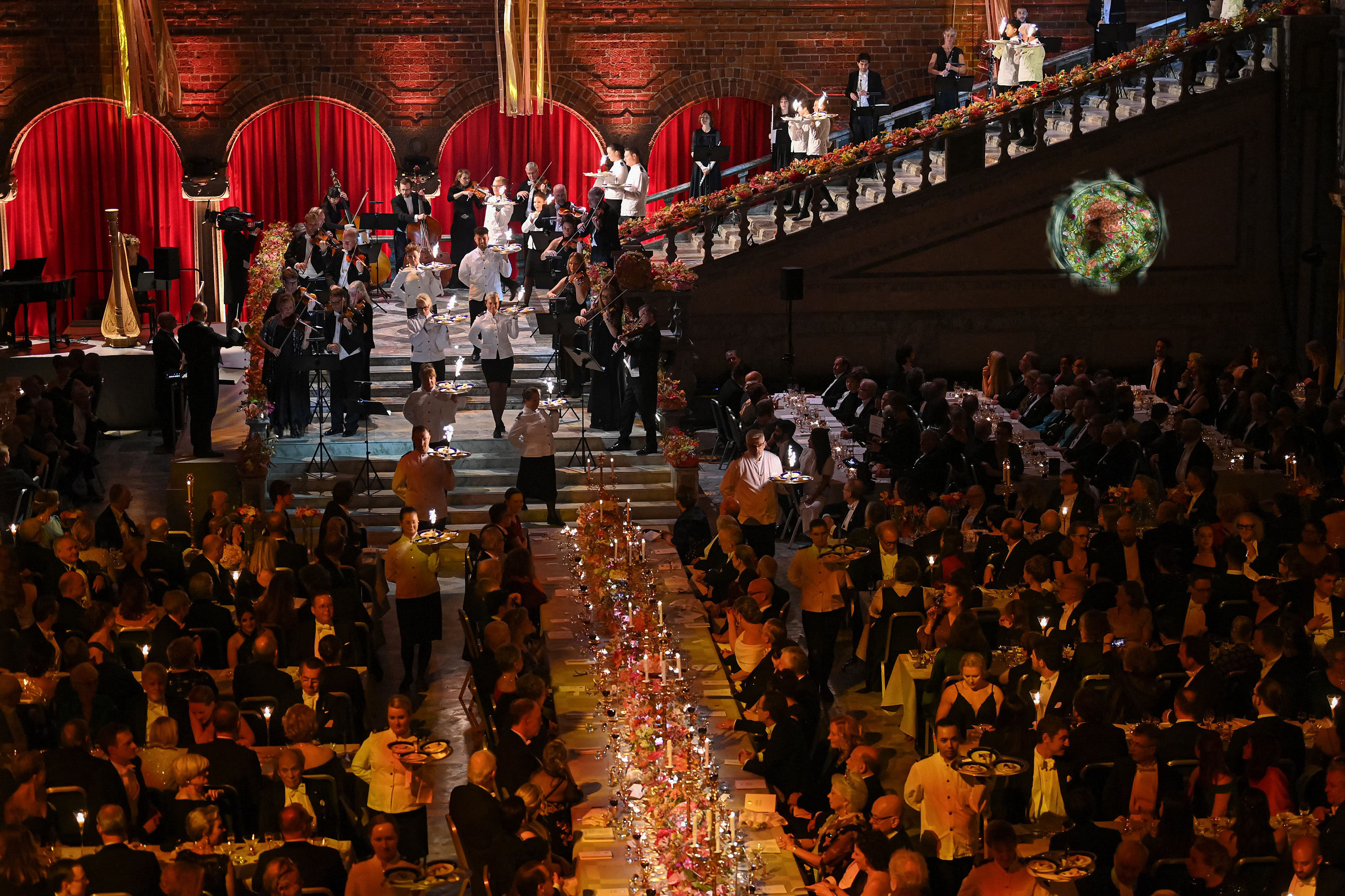 Los camareros abren el desfile de postres durante el banquete real en honor a los ganadores del Premio Nobel de 2022, tras la ceremonia de premiación, el 10 de diciembre de 2022 en Estocolmo. 