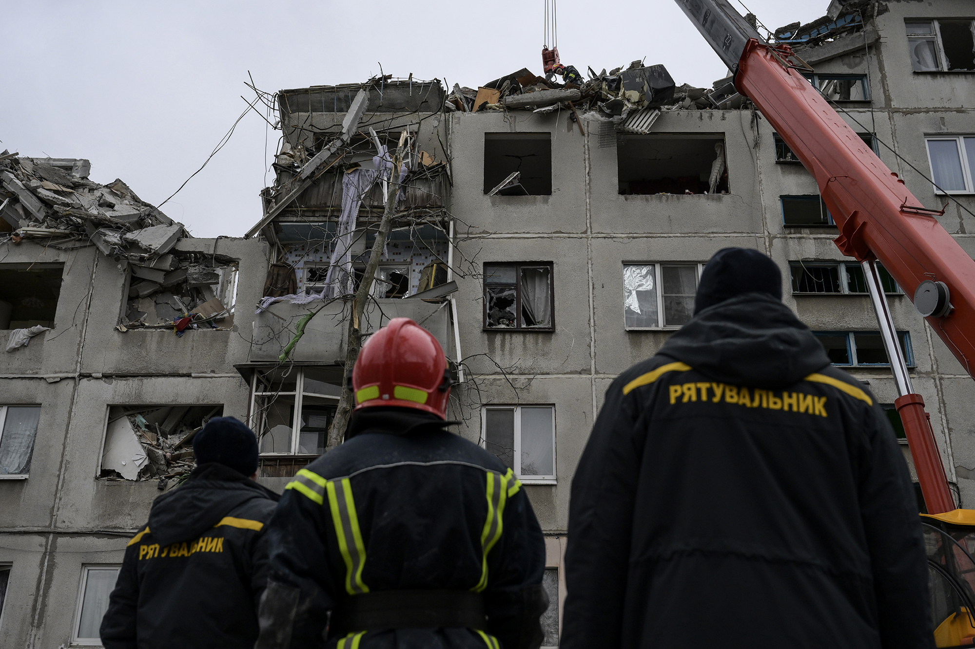 Rescue workers search a building in Sloviansk, Ukraine, on April 15. 