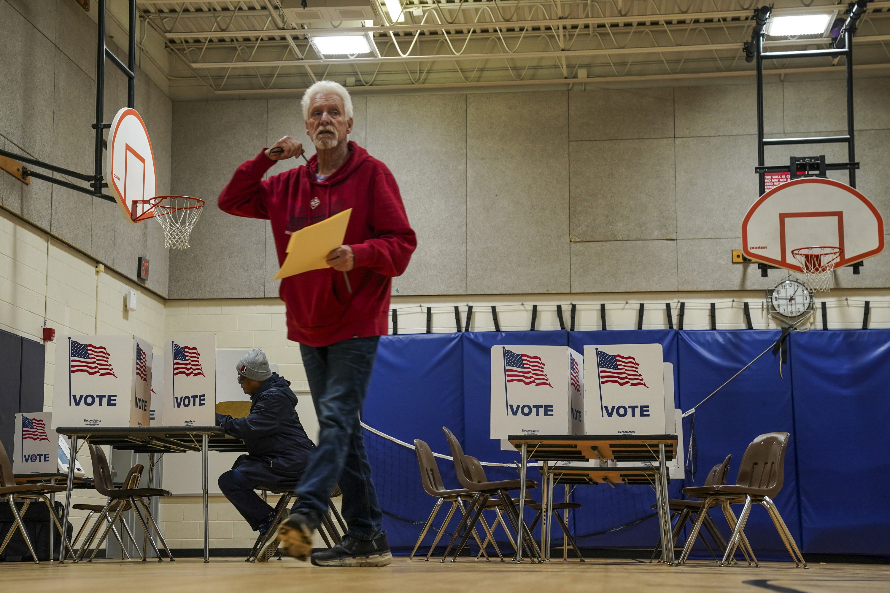 Los votantes acuden a las urnas para las elecciones del Súper Martes el 5 de marzo en Herndon, VA.