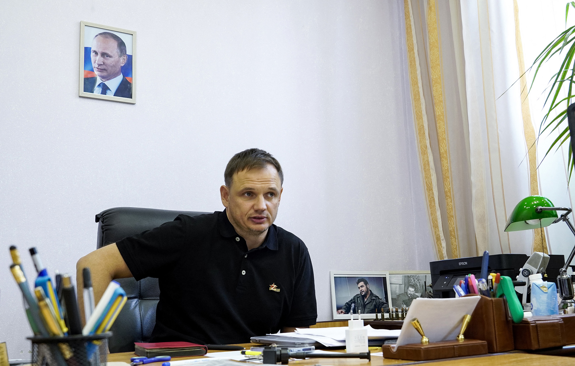 Кирилл Стремоусов, заместитель главы пророссийского правительства Херсона, позирует фотографу в своем офисе в украинском городе Херсоне 20 июля.
