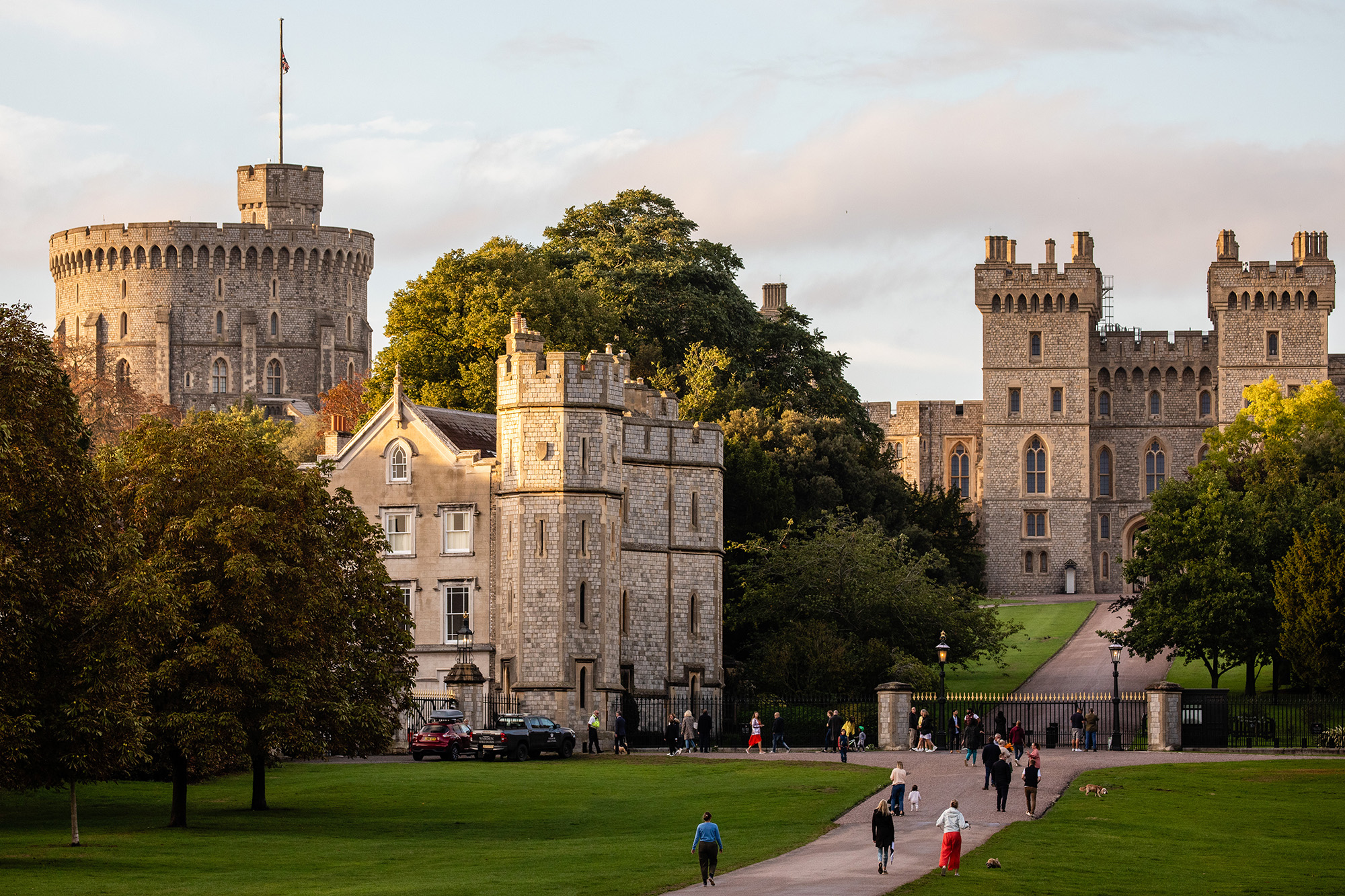 Castle the queen. Виндзорский замок. Елизавета 2 в Виндзорском замке. Замок в Лондоне. Castles II.