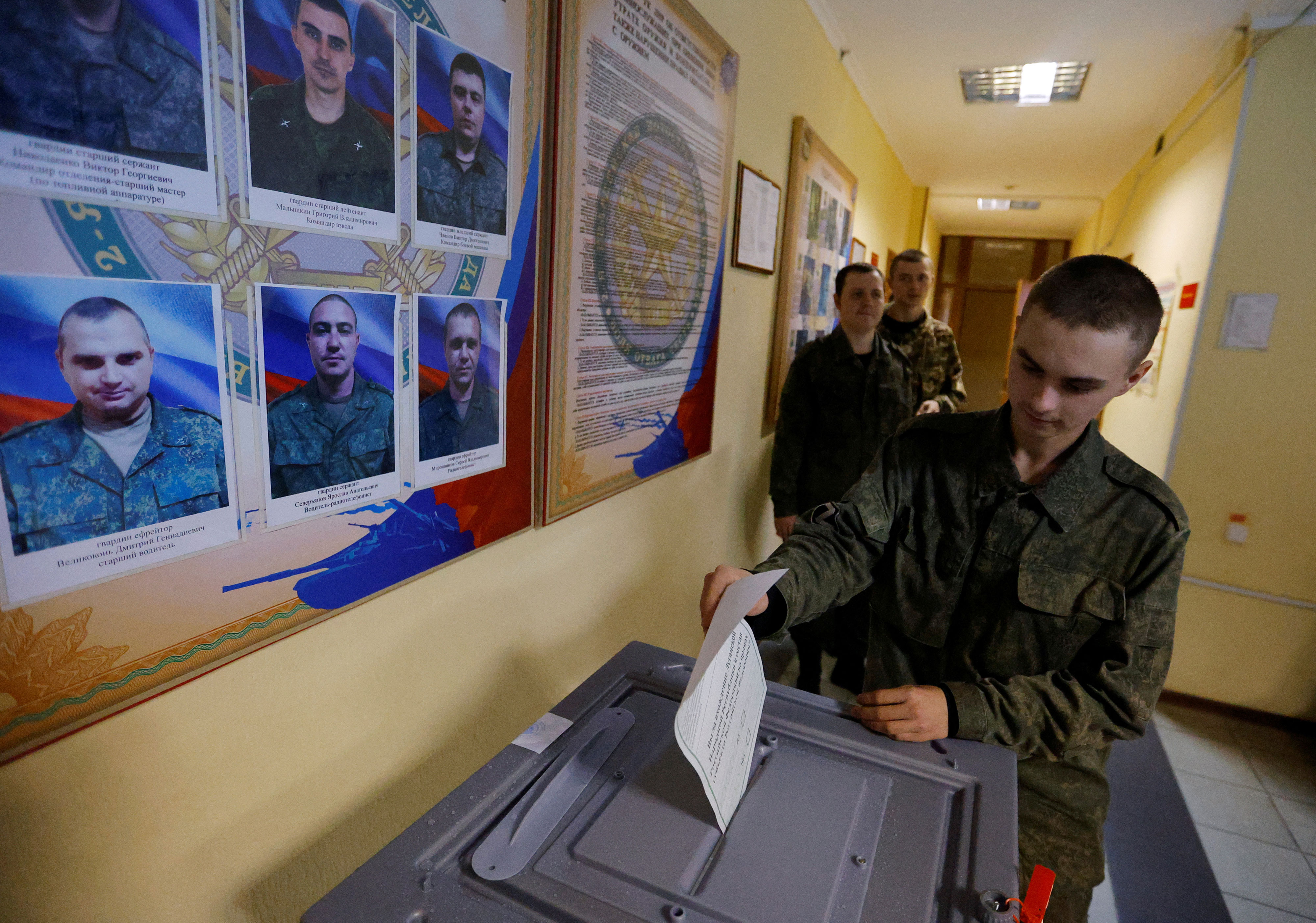 Een militair lid van de zelfverklaarde Volksrepubliek Luhansk (LPR) brengt vrijdag zijn stem uit tijdens een referendum over toetreding tot LPR naar Rusland, bij een militaire eenheid in Luhansk.