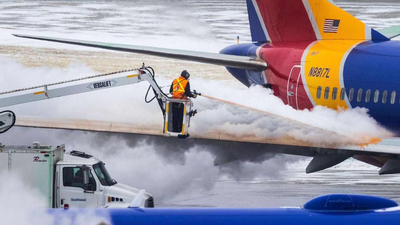 Crews de-ice a Southwest Airlines plane before takeoff in Omaha, Nebraska, on December 21. 