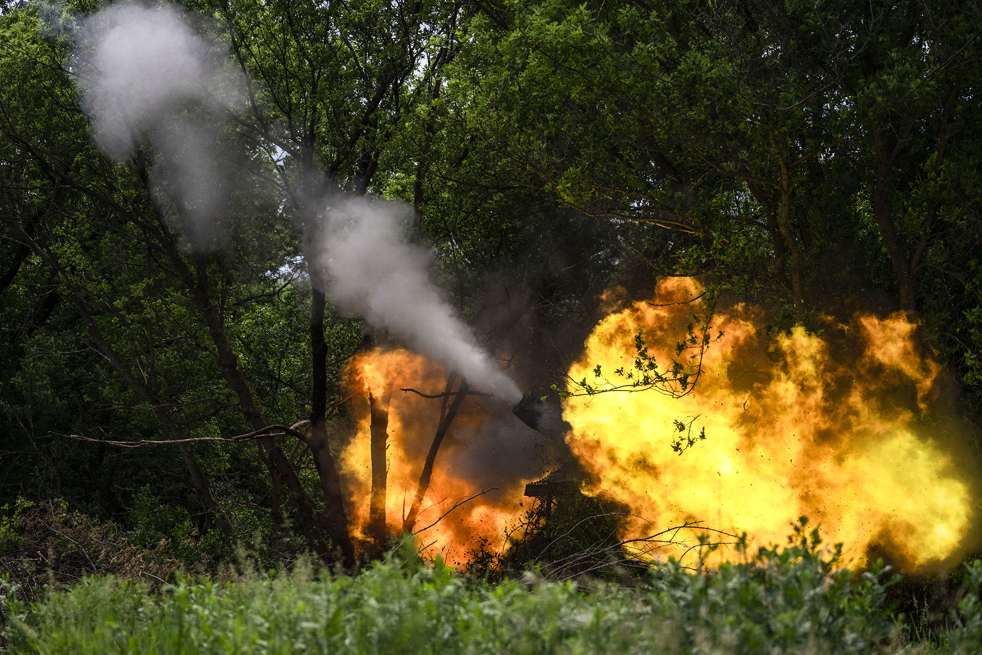 Ukrainian troops fire artillery on the Bahkmut frontline in Ukraine, on May 28. 