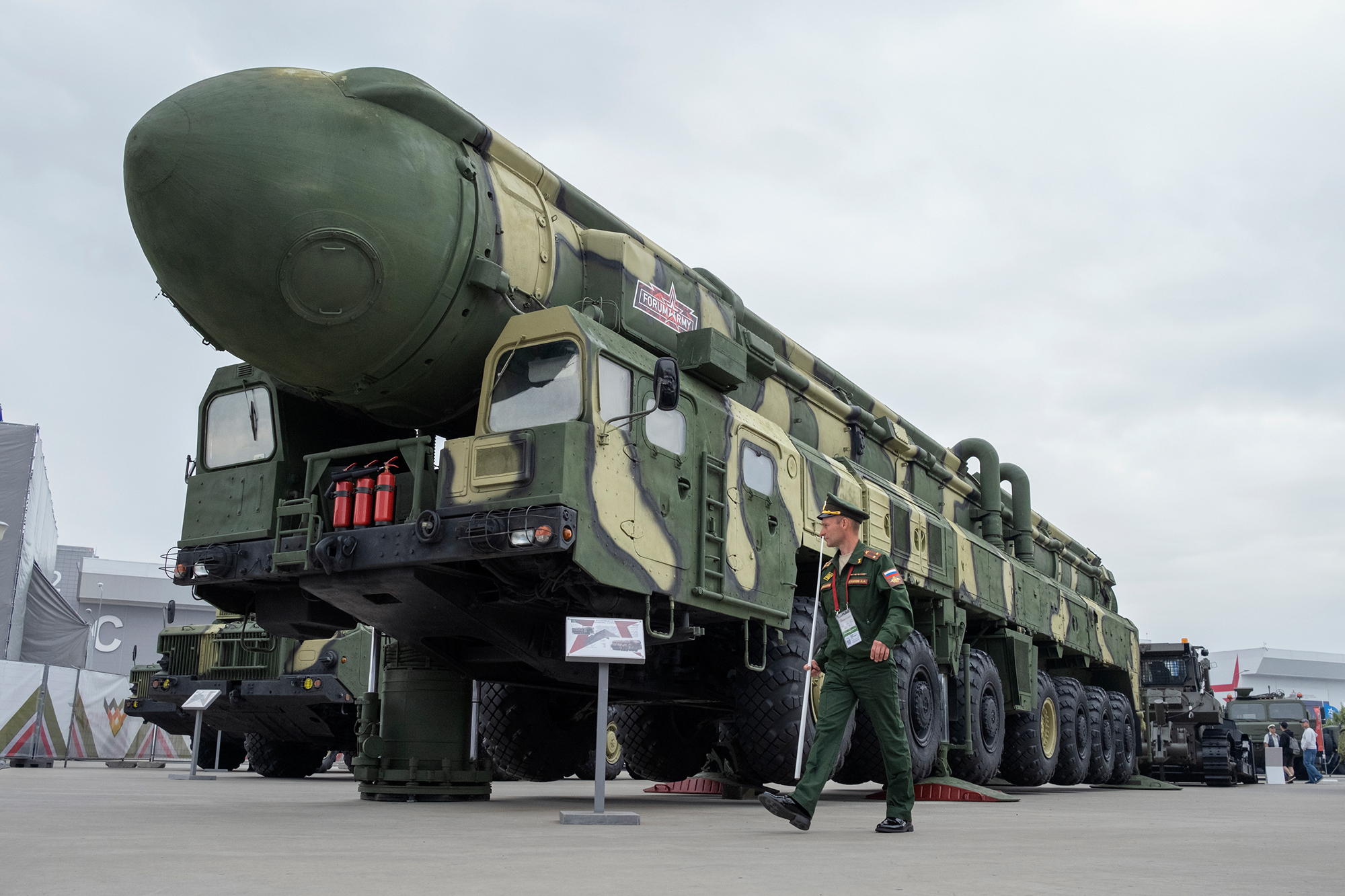 Rusya'nın konuşlandırdığı en son kıtalararası balistik füzelerden biri olan RT-2PM2 Topol-M, 20 Ağustos 2022'de Moskova'daki Patriot Park'ta düzenlenen Rus uluslararası askeri sergisi Army Expo 2022'de görülüyor. 