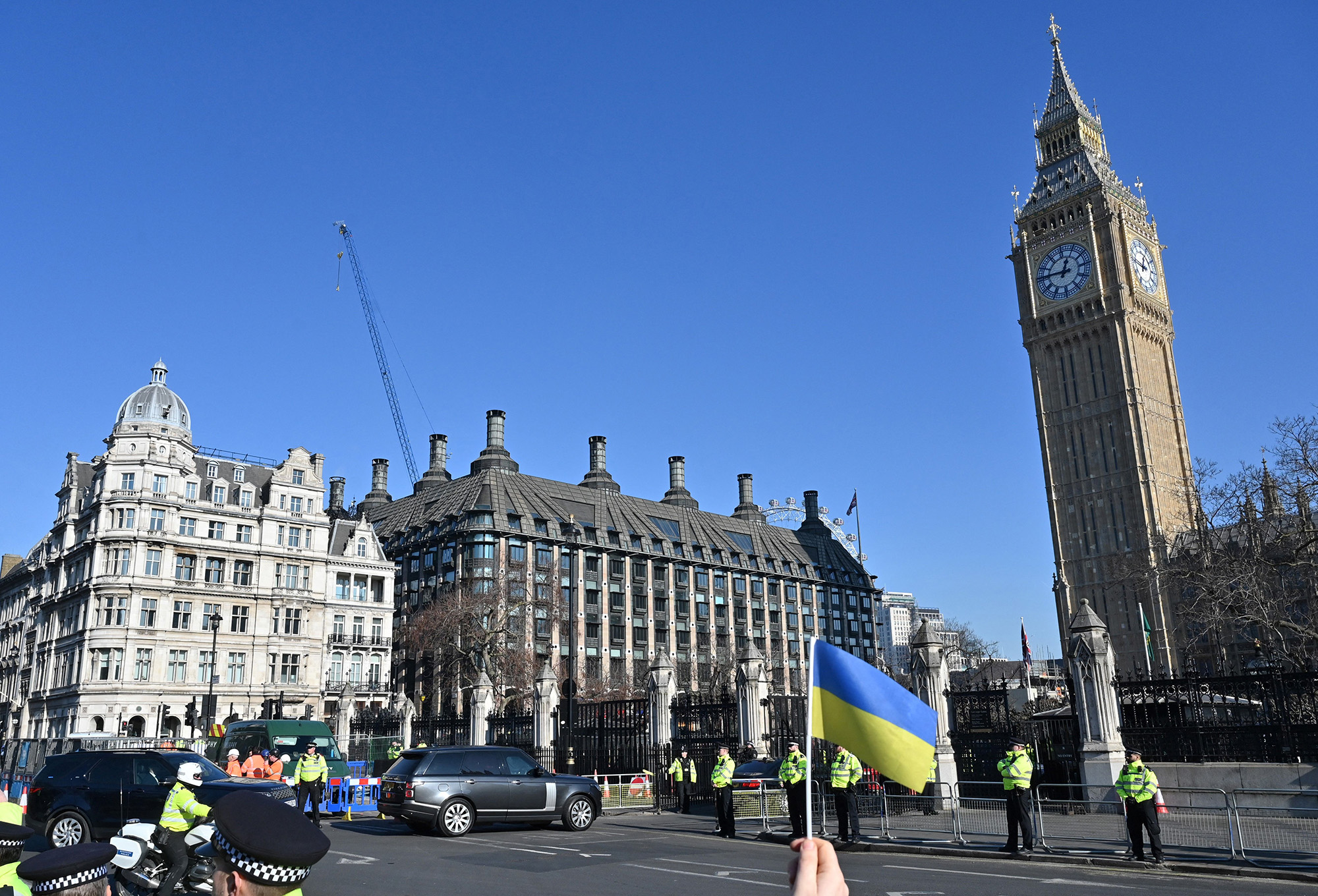 A member of the public waves a Ukraine's flag as Ukraine's President Volodymyr Zelensky arrives at the Palace of Westminster, in central London, England, on February 8, to deliver a speech at Westminster Hall