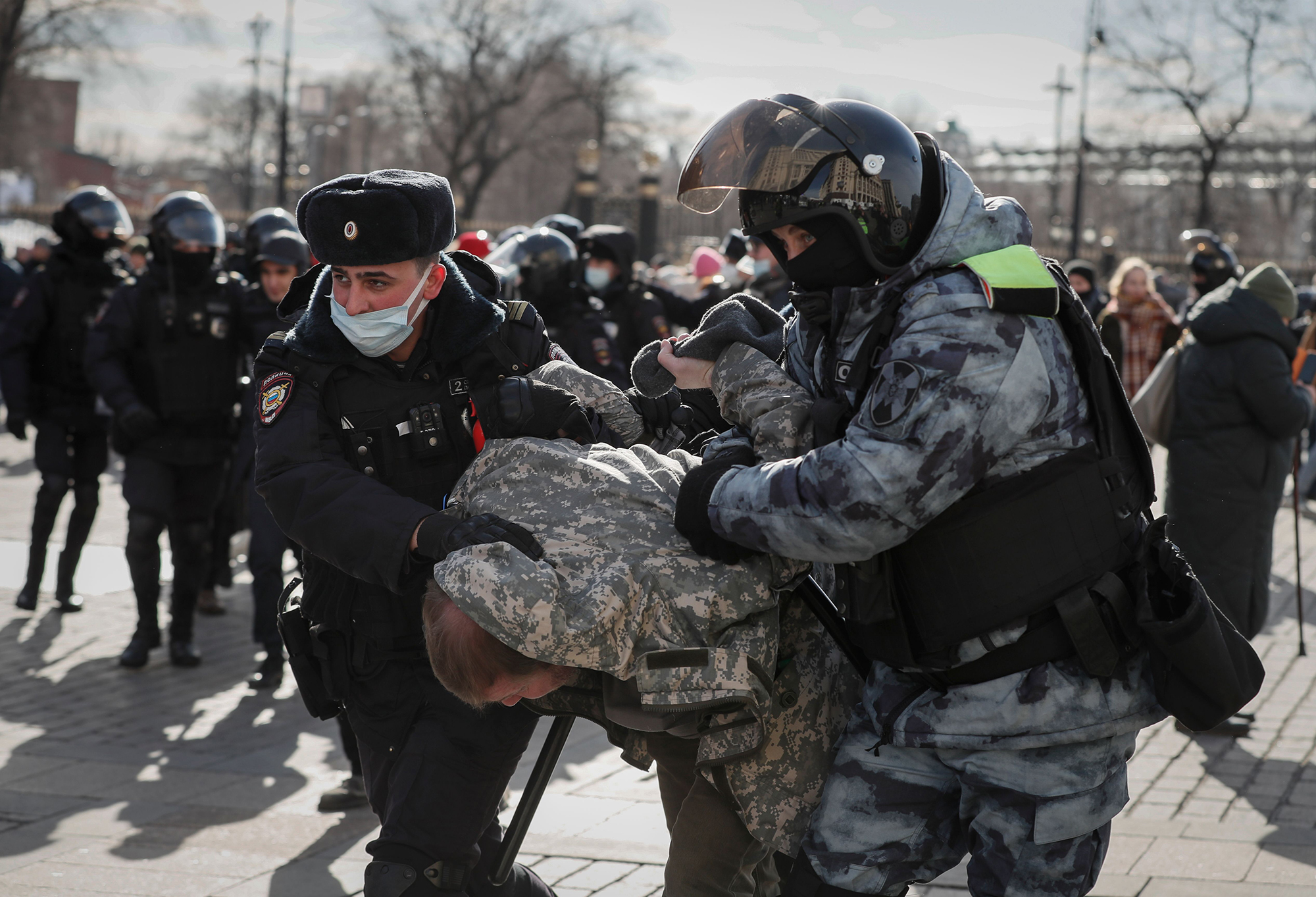 الشرطة الروسية تعتقل متظاهرا وسط موسكو في 6 مارس. 