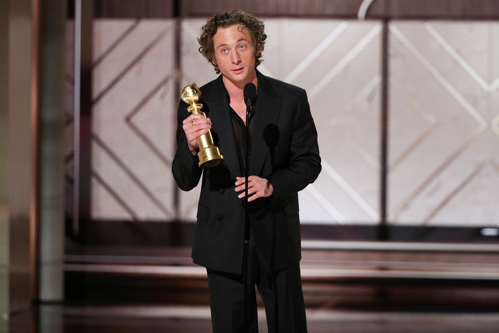 Jeremy Allen White Gets Ready for the Golden Globes