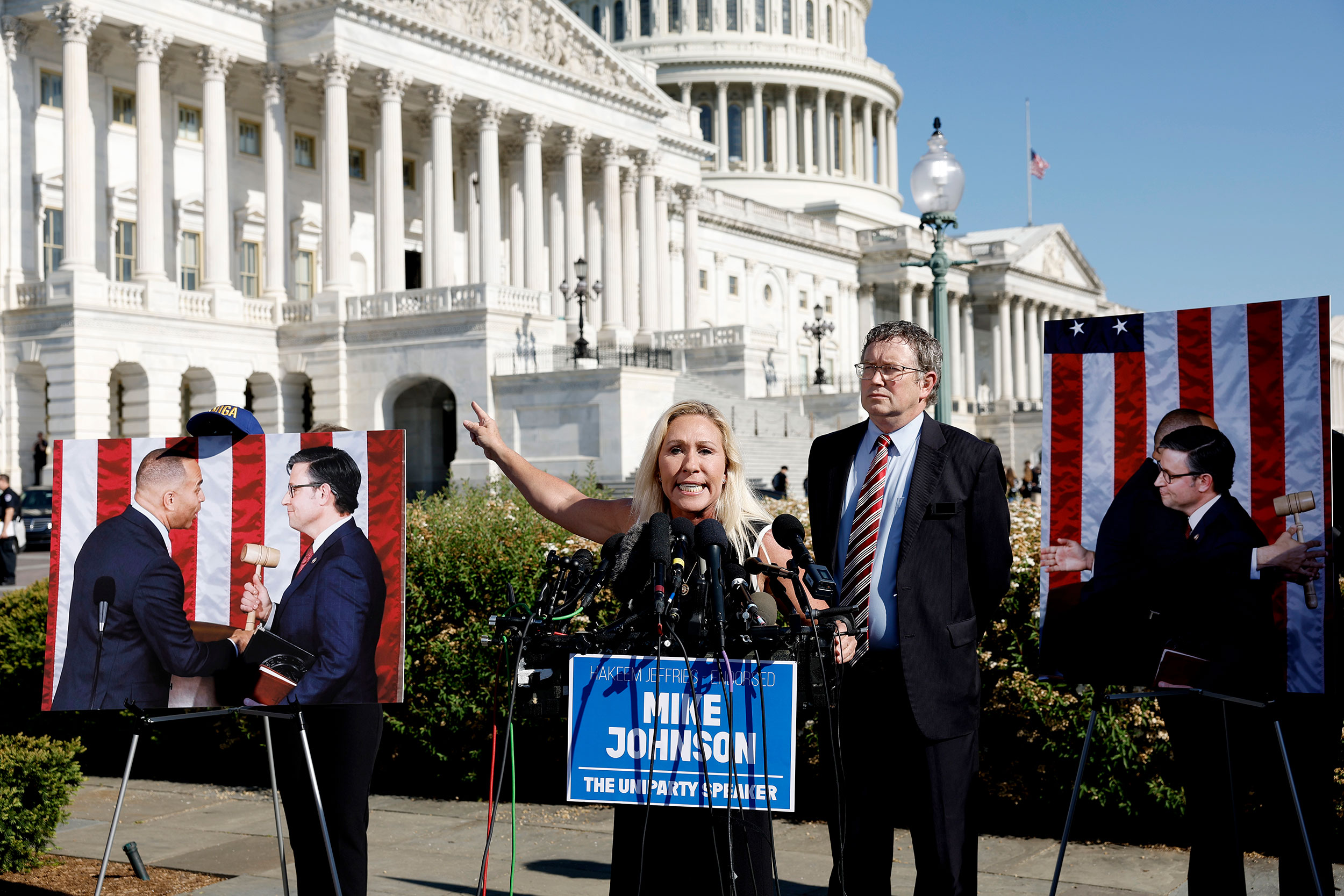 Die Abgeordnete Marjorie Taylor Greene deutet auf ein Foto des Sprechers des Repräsentantenhauses, Mike Johnson, während einer Pressekonferenz zusammen mit dem Abgeordneten Thomas Massie im US-Kapitol am 1. Mai.