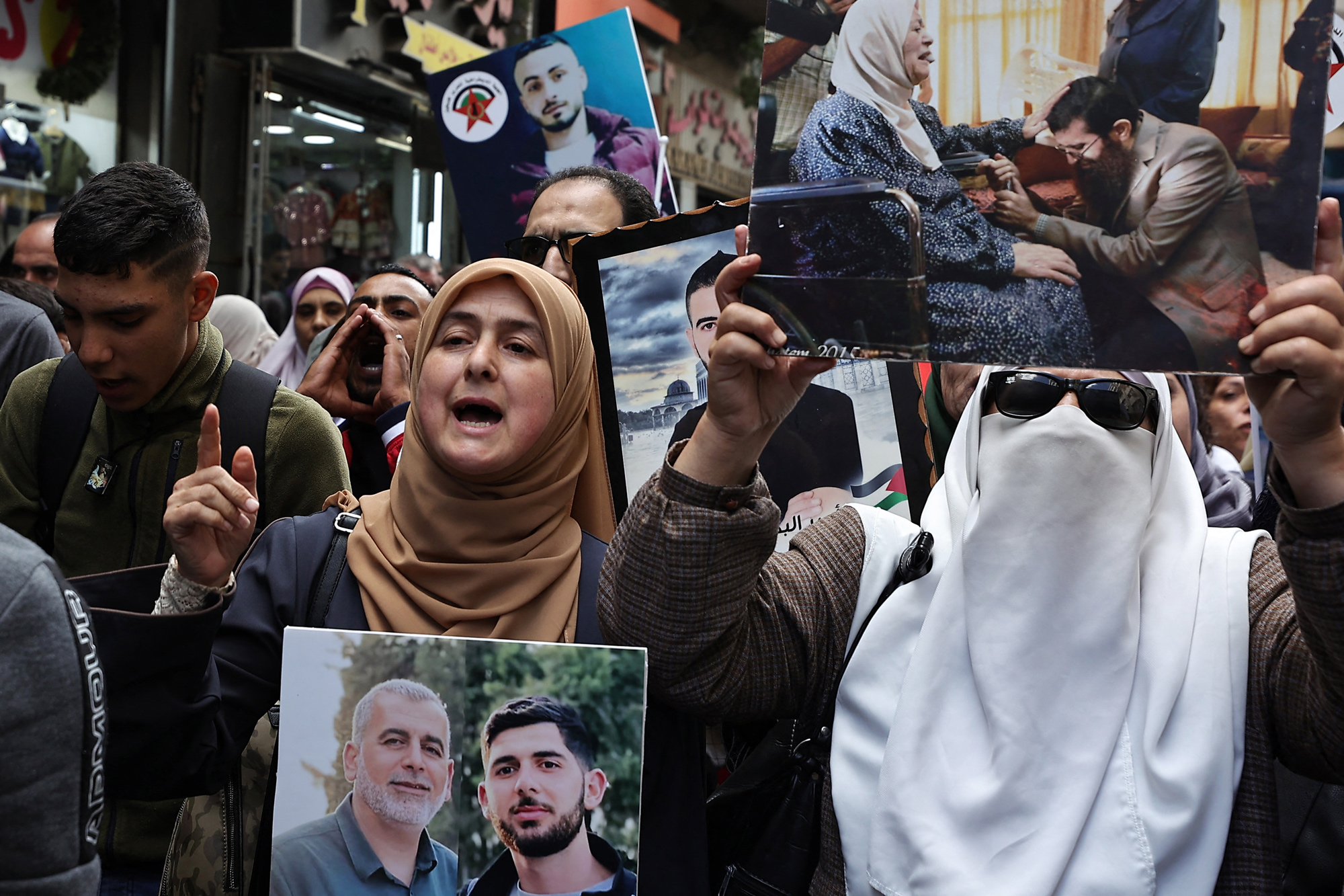 Manifestantes cantam durante uma marcha na cidade de Ramallah, na Cisjordânia ocupada, em apoio a Gaza e aos prisioneiros palestinos nas prisões israelenses, em 14 de novembro.