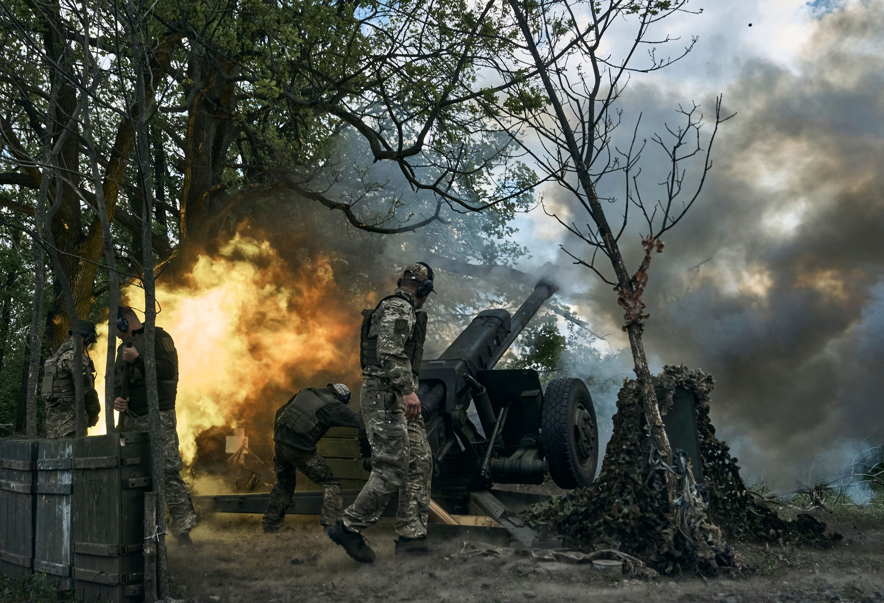 Ukrainian soldiers fire a cannon near Bakhmut on Friday. 