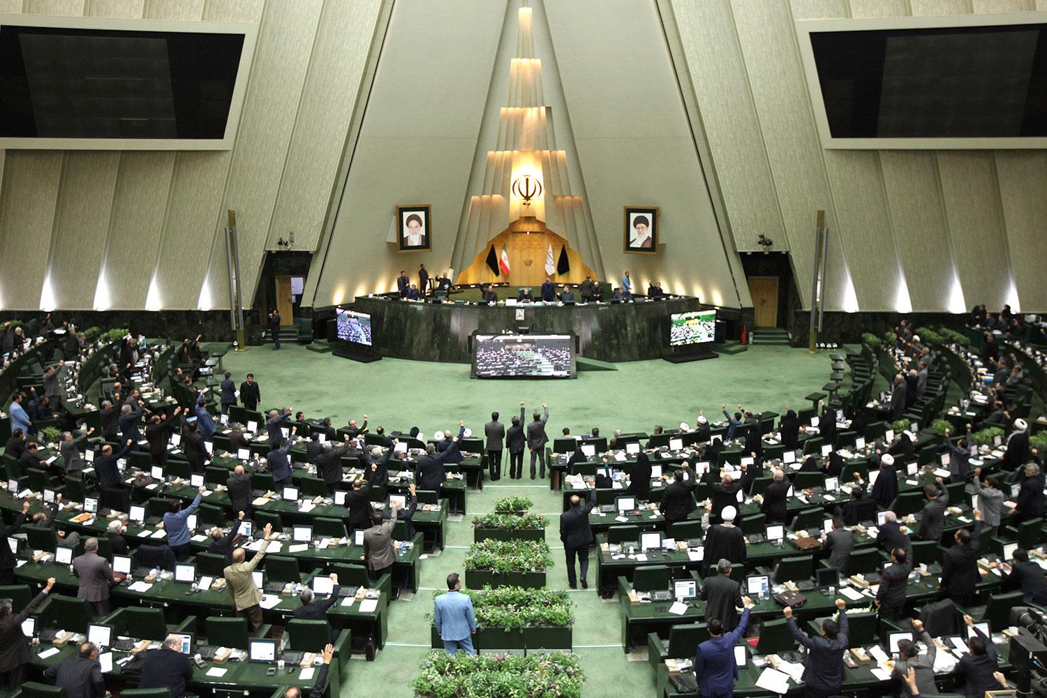(File photo) Iranian lawmakers vote during a parliamentary session in Tehran.