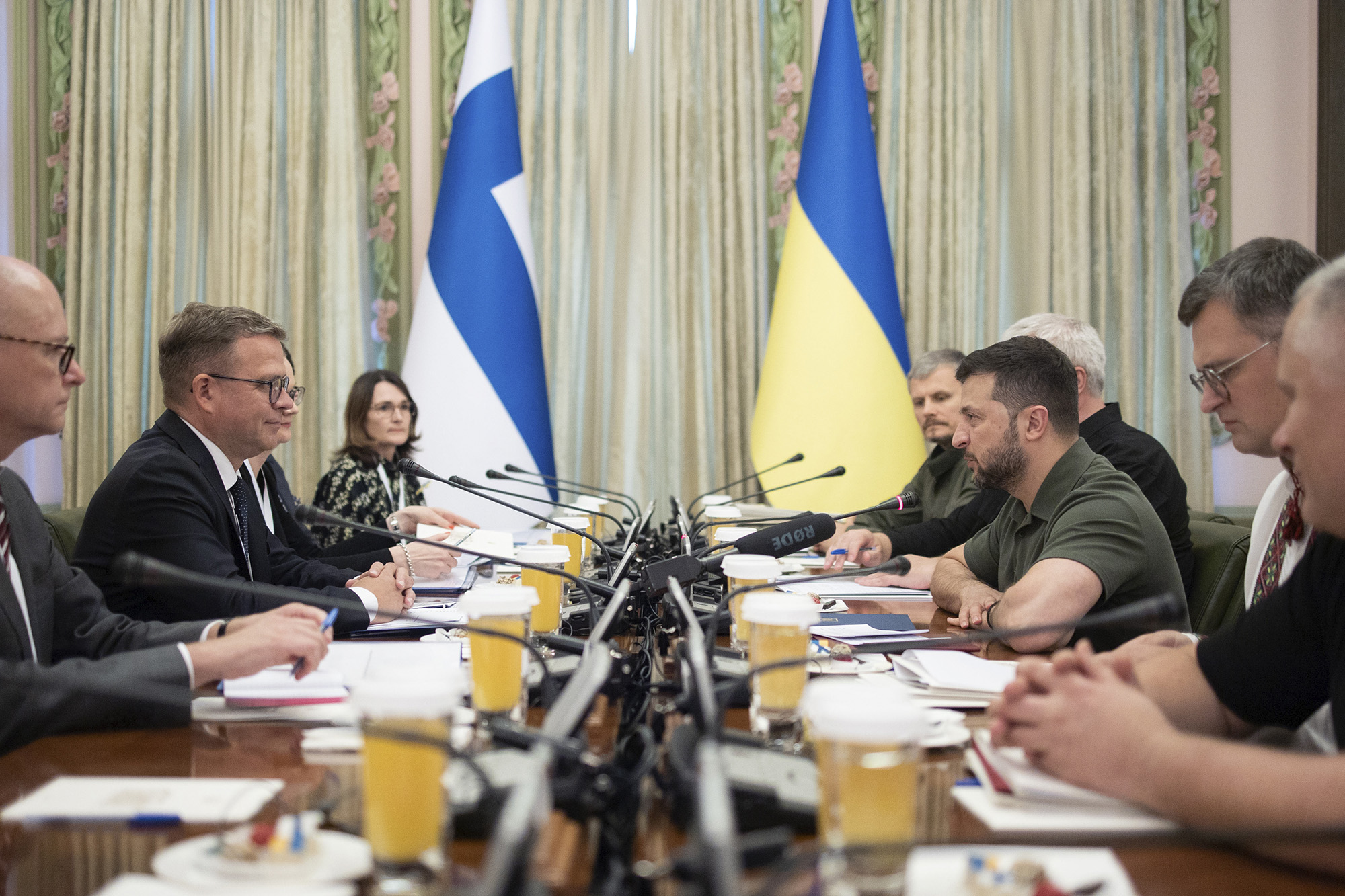 Ukrainian President Volodymyr Zelensky, right, and Prime Minister of Finland Petteri Orpo talk in Kyiv, Ukraine, on August 23.
