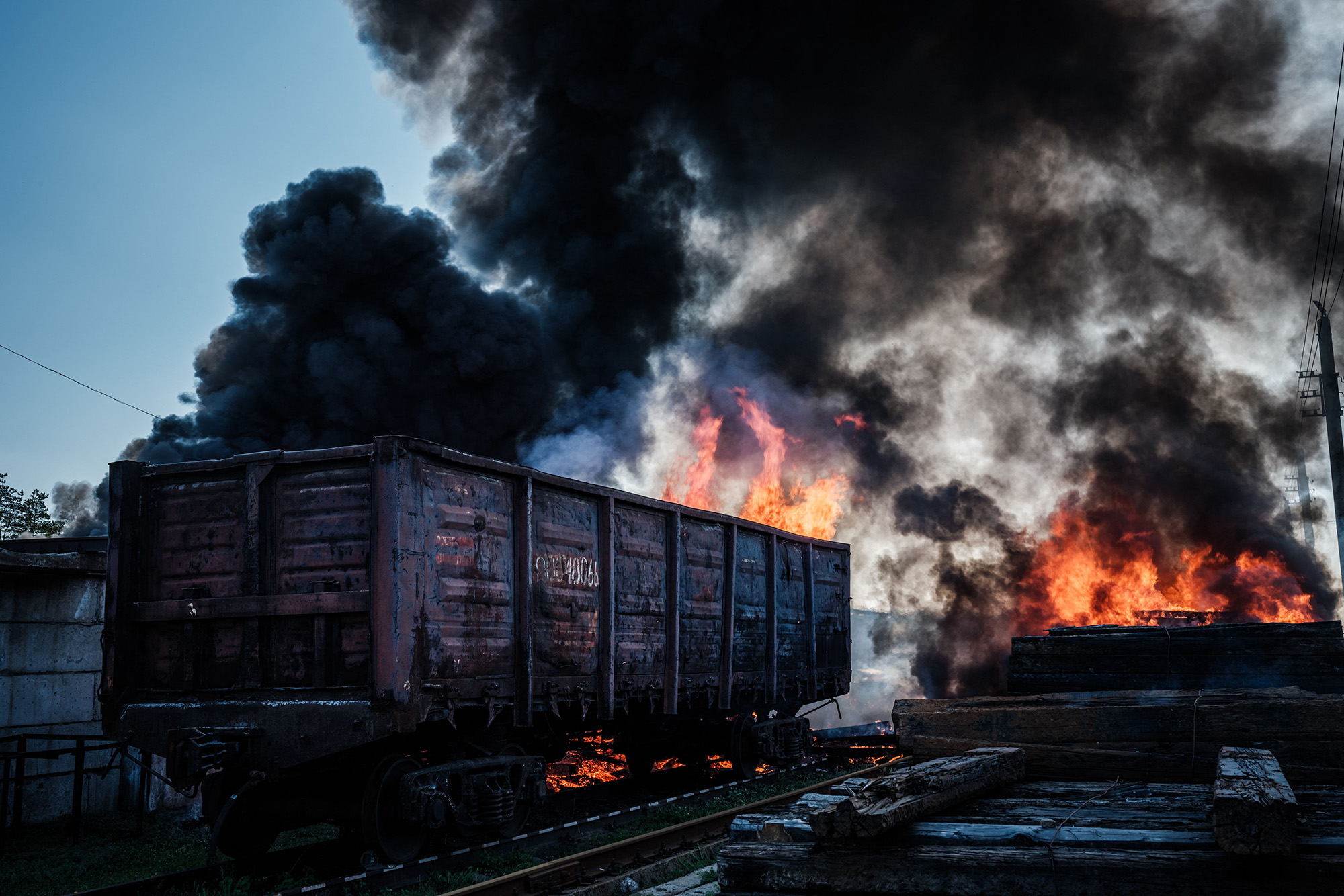 Sebuah gerbong kereta api dan tempat tidur terbakar setelah serangan di dekat stasiun Lyman, Ukraina, pada 28 April.