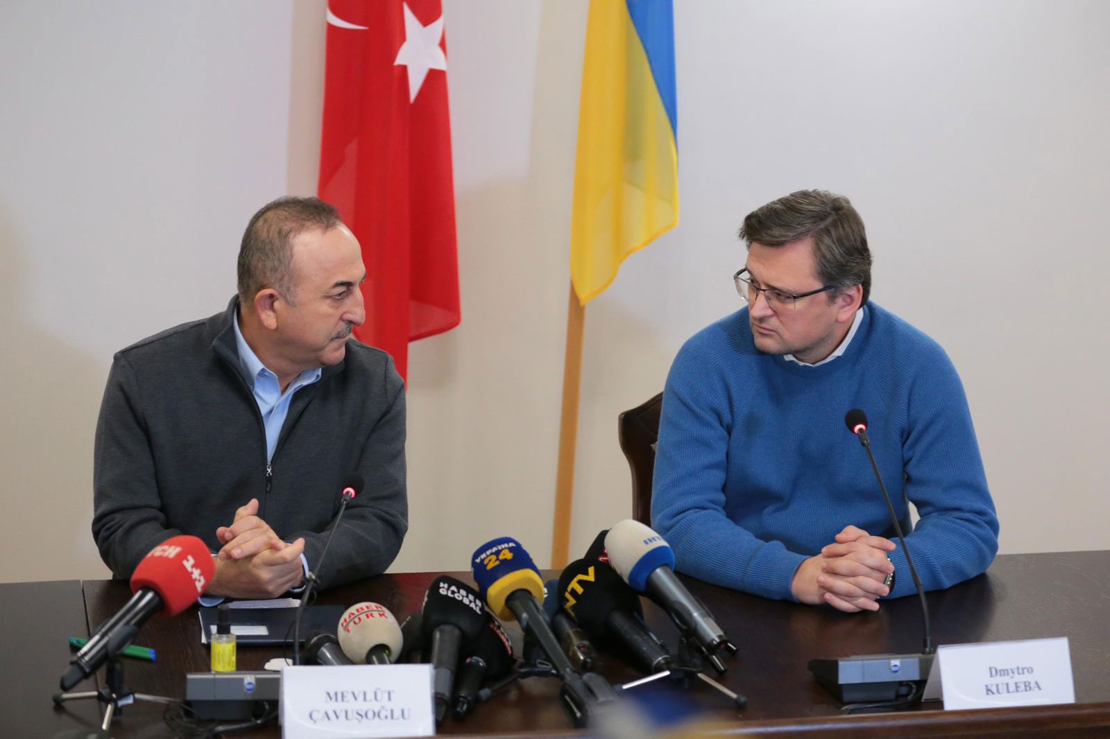 Turkish Foreign Minister Mevlüt Çavuşoğlu, left, and his Ukrainian counterpart Dmytro Kuleba meet in Lviv on March 17. 