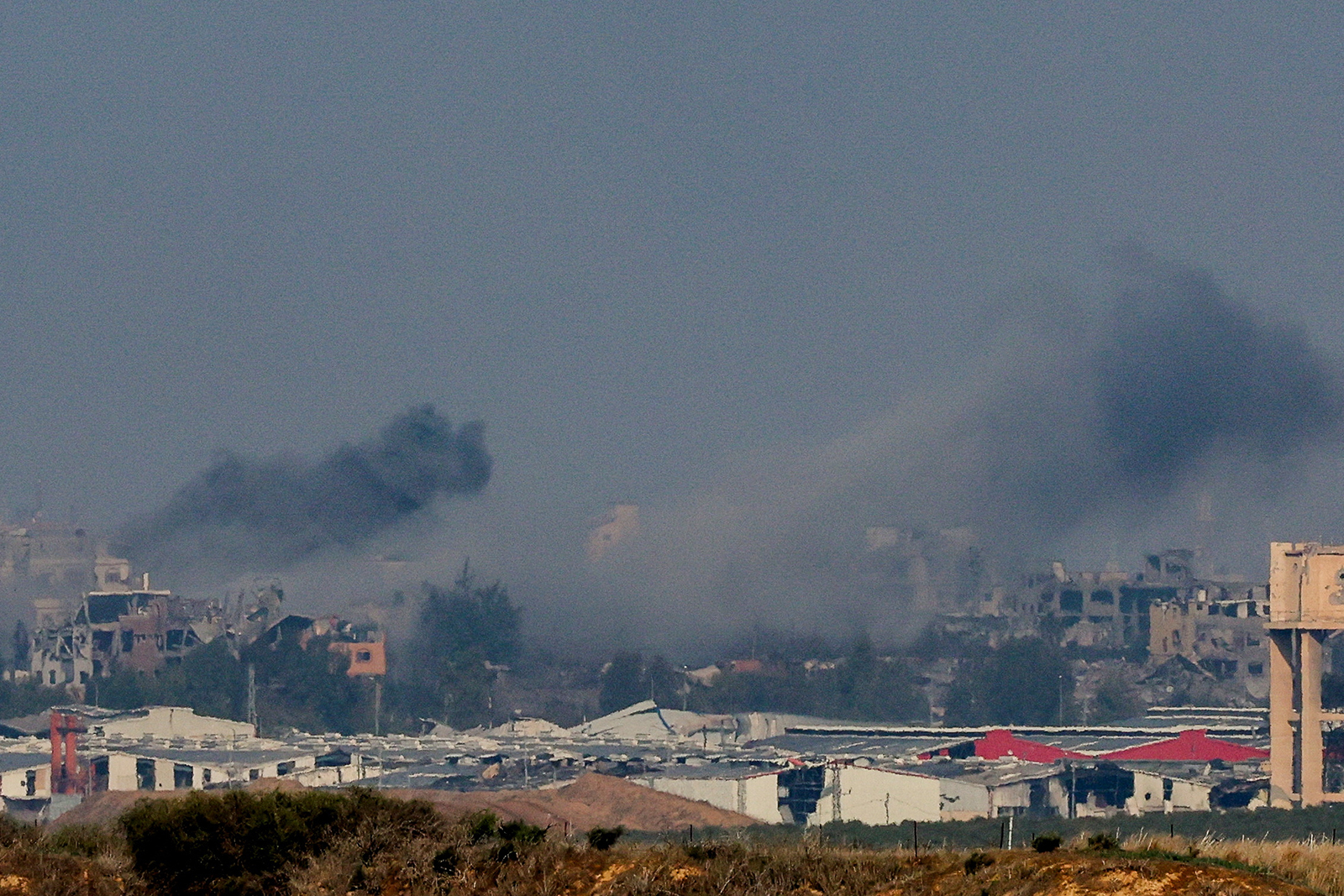 El humo se eleva después de los ataques israelíes en Gaza, visto desde el sur de Israel, el 6 de diciembre.
