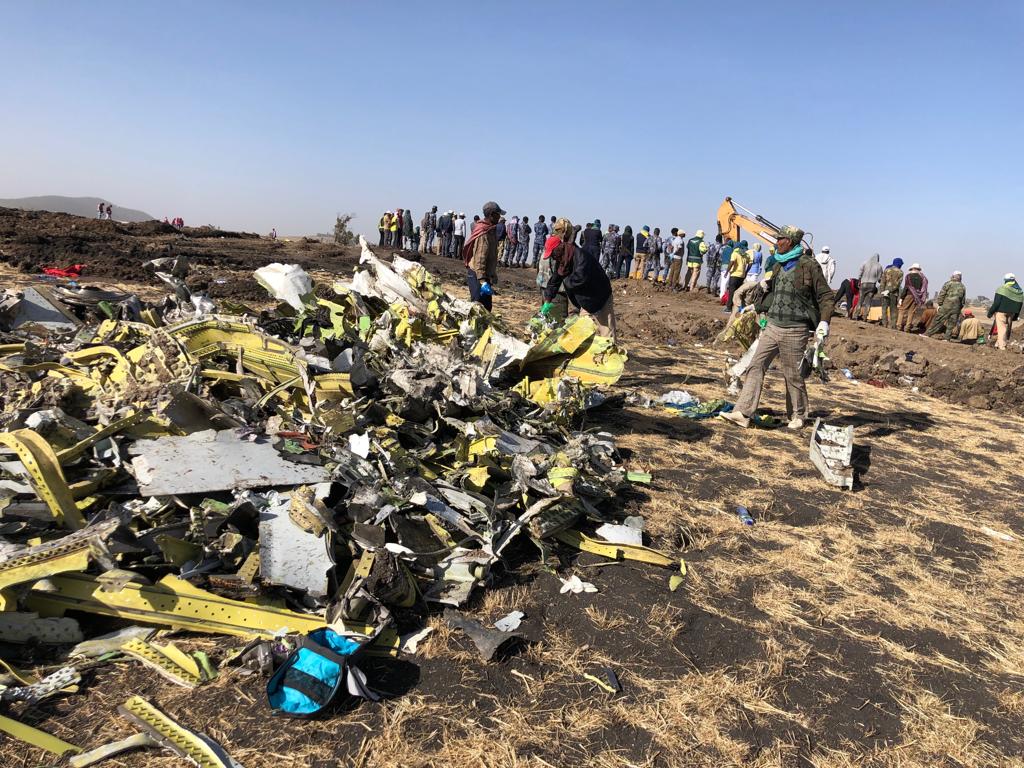 Ящики авиакатастрофы. Крушение самолета эфиопских авиалиний. Крушение самолета в Эфиопии. Чёрный ящик в самолёте после крушения. Черный ящик после катастрофы.