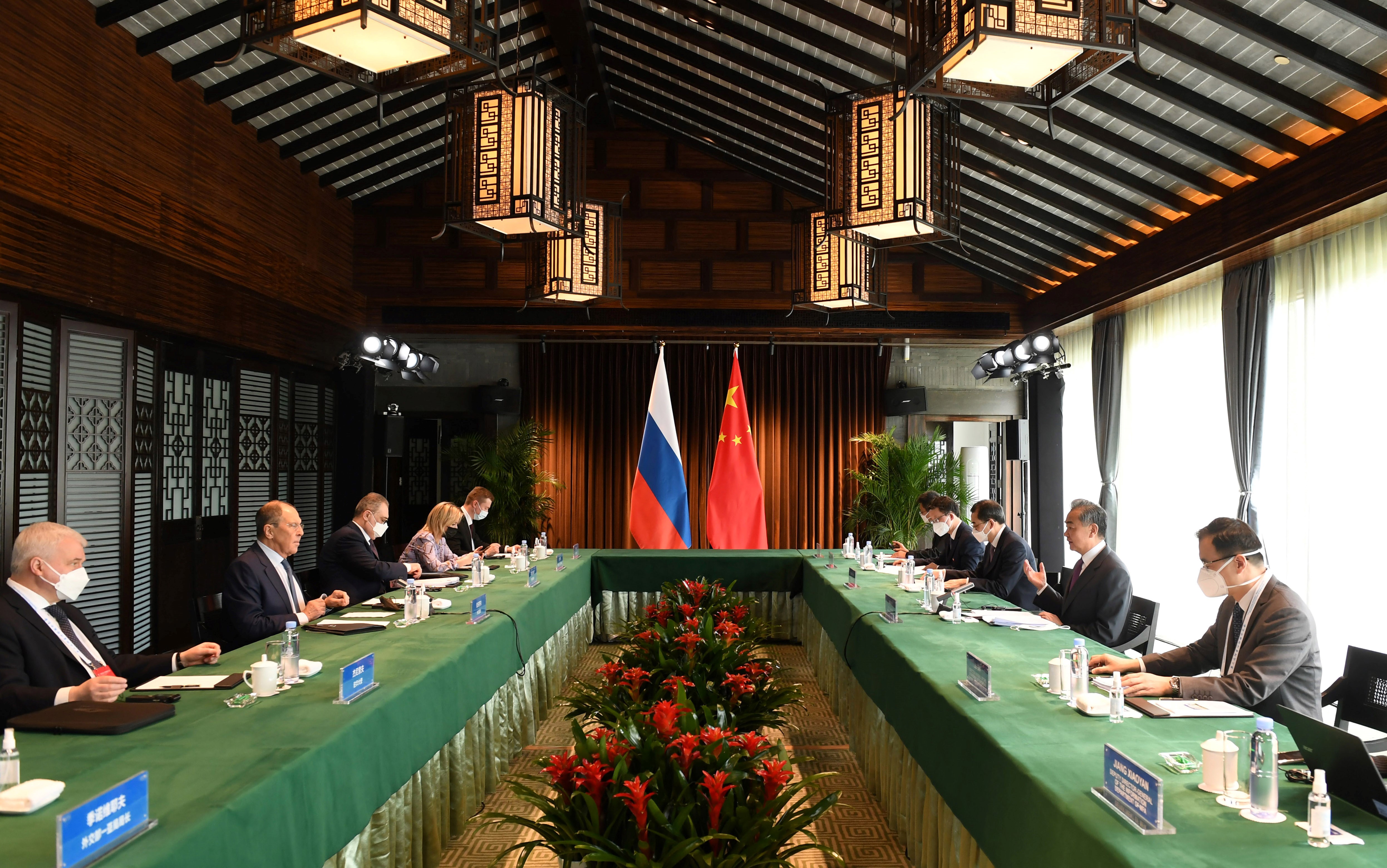 3月30日，俄罗斯外交部长谢尔盖·拉夫罗夫（中左）在中国屯溪与中国外交部长王毅（中右）举行会谈。