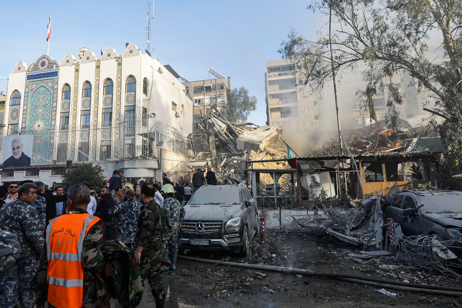 4 月 1 日，叙利亚首都大马士革的伊朗大使馆旁边的一栋建筑遭到袭击，紧急情况和安全人员正在检查袭击地点。