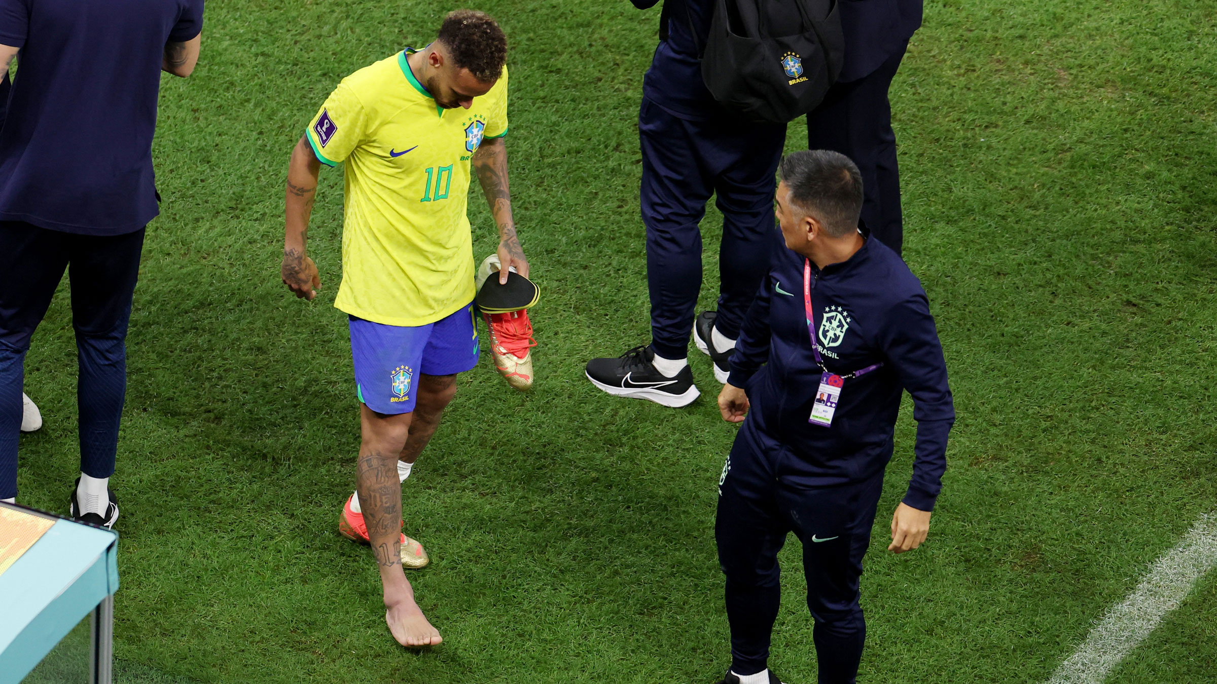 El tobillo de Neymar se hinchó tras el partido contra Serbia el jueves.