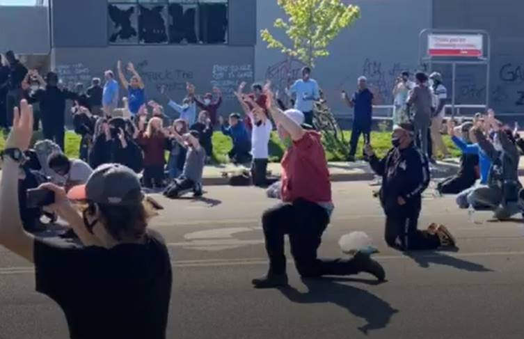 Protesters Kneel In Front Of Police In Minneapolis 