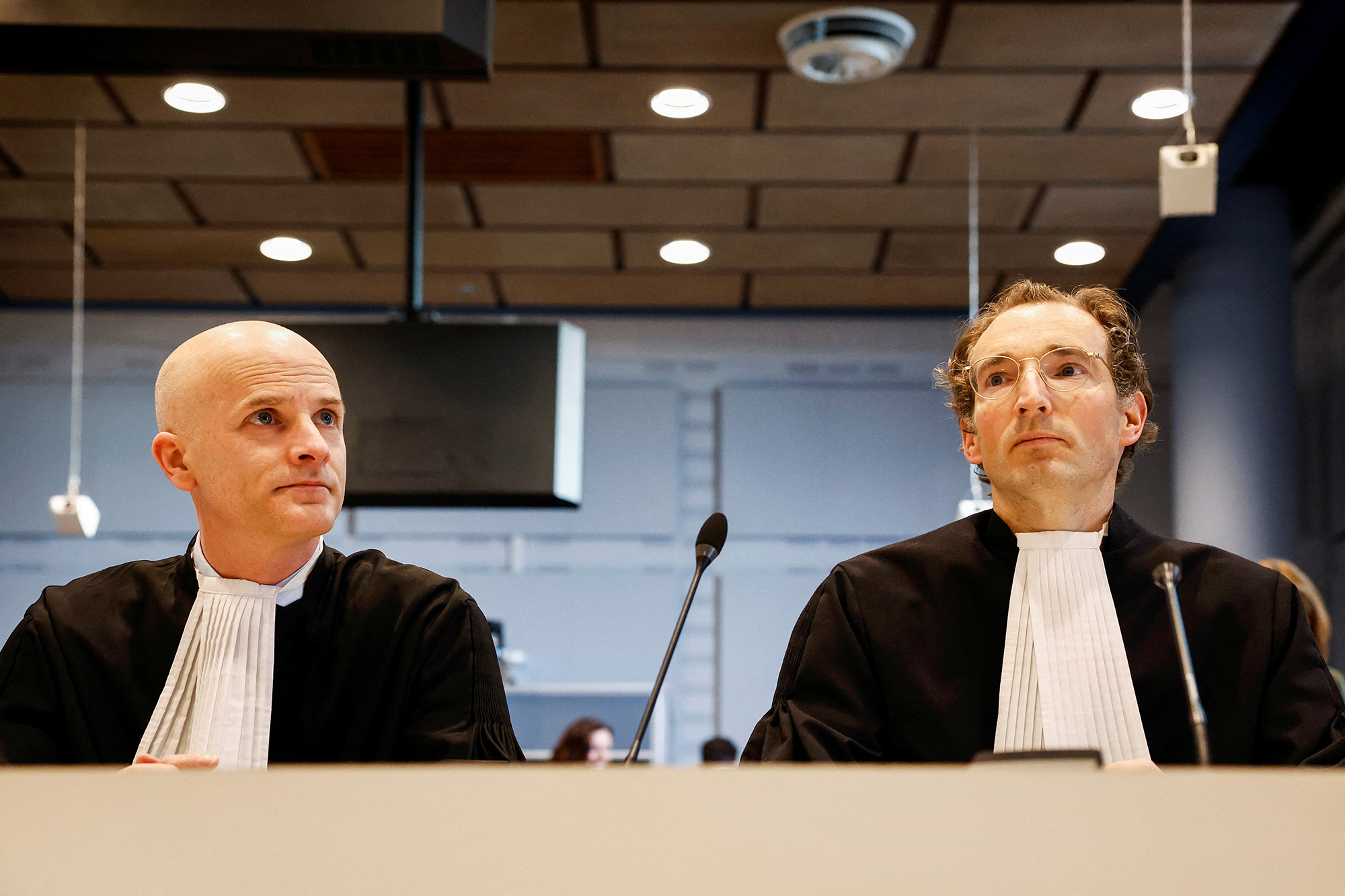 Los abogados del estado Erik Koppe, izquierda, y Reimer Veldhuis observan el caso judicial de grupos de derechos humanos que buscan impedir que el gobierno holandés exporte piezas de aviones de combate F-35 a Israel en La Haya, Países Bajos, el 12 de febrero.
