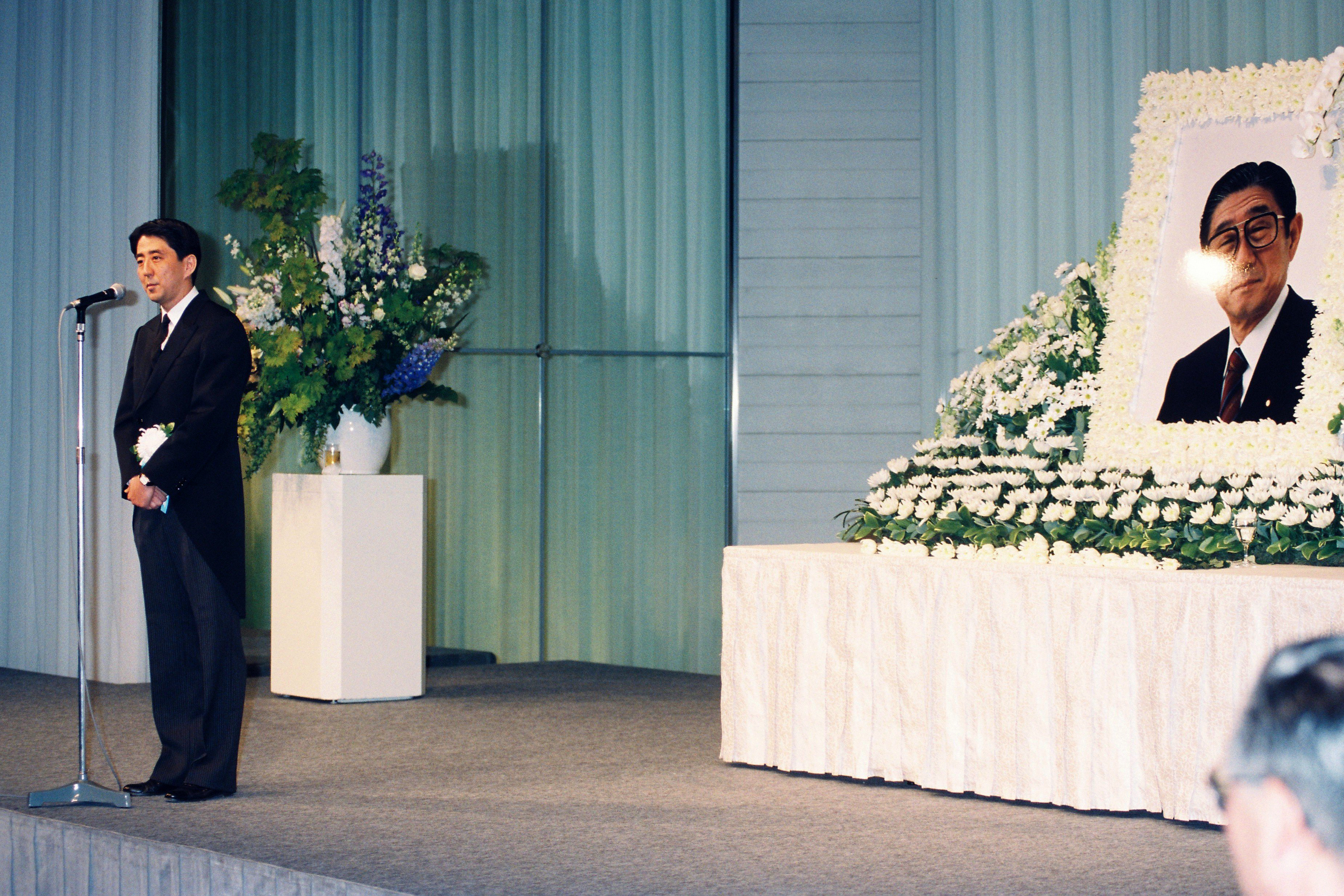 Abe, putra mendiang mantan Menteri Luar Negeri Shintaro Abe, dalam upacara peringatan pada 15 April 1993 di Tokyo. 