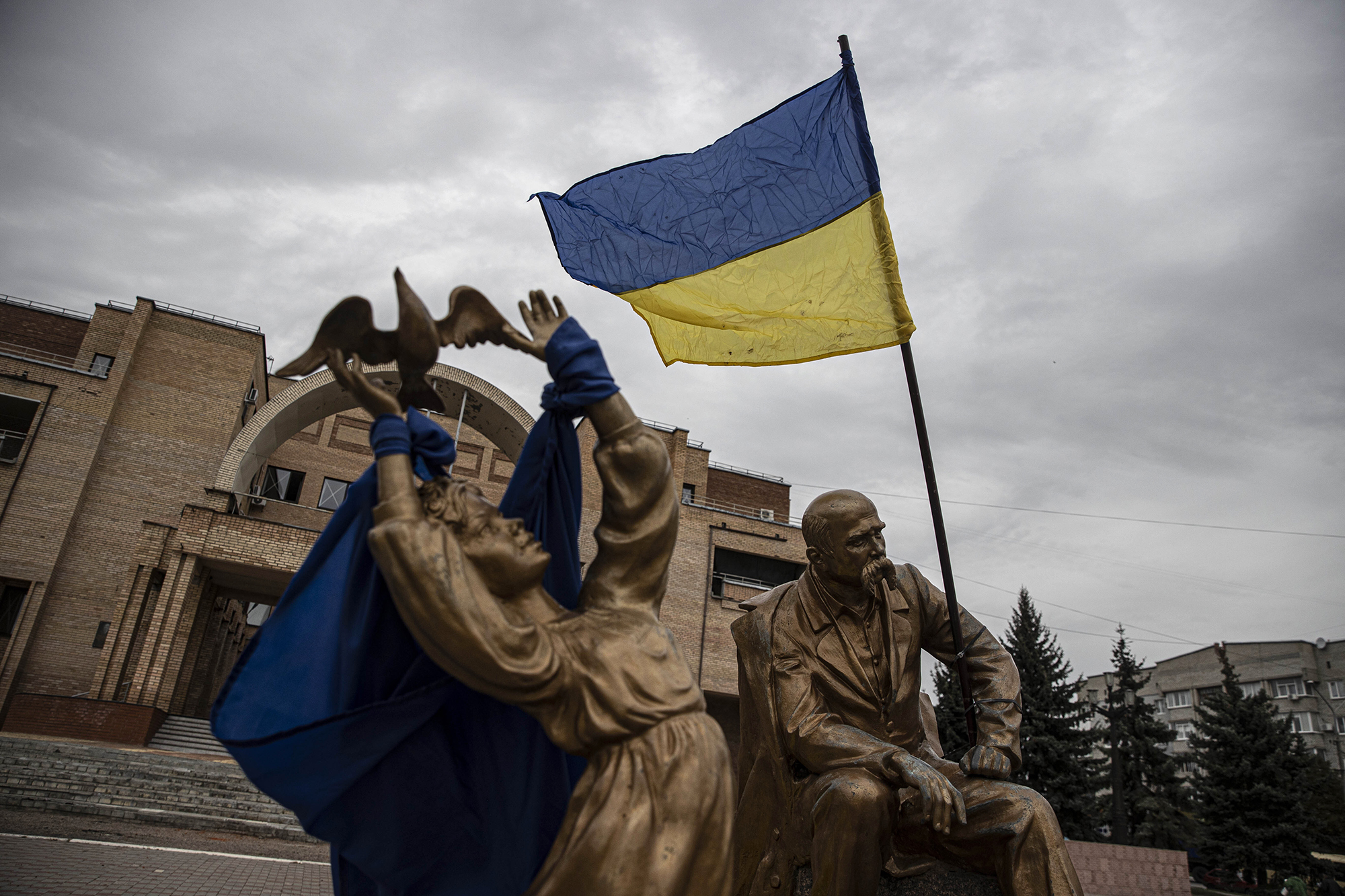 यूक्रेनी सेना द्वारा 11 सितंबर को यूक्रेन के खार्किव में बालाकलिया शहर को आजाद कराने के बाद एक यूक्रेनी झंडा लहराता है। 