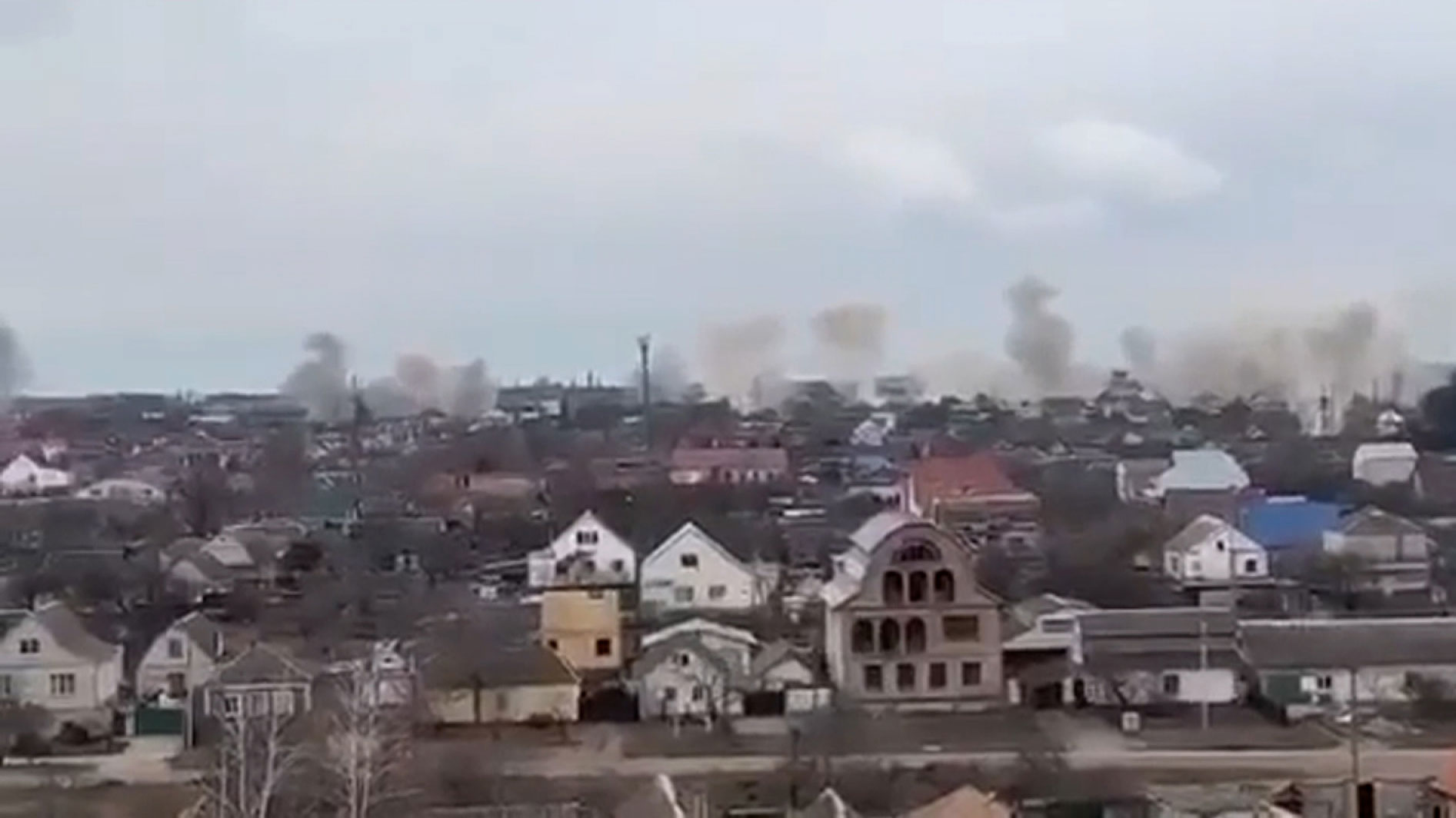 Explosions from military strikes and large plume of smoke seen in Mykolaiv