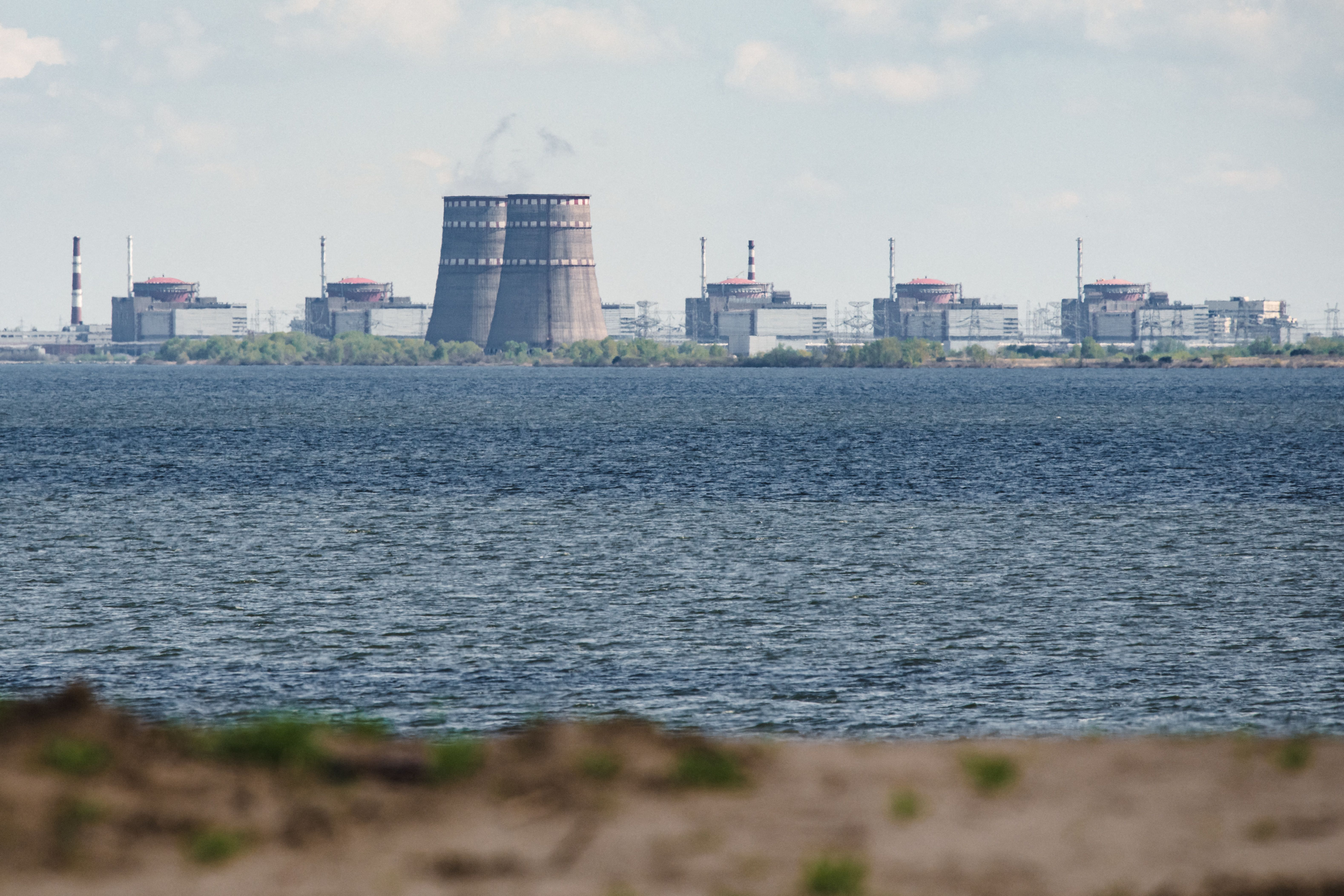 يُظهر منظر عام محطة الطاقة النووية Zaporizhzhia ، الواقعة في منطقة Enerhodar التي تسيطر عليها روسيا ، والتي شوهدت من نيكوبول في 27 أبريل 2022.