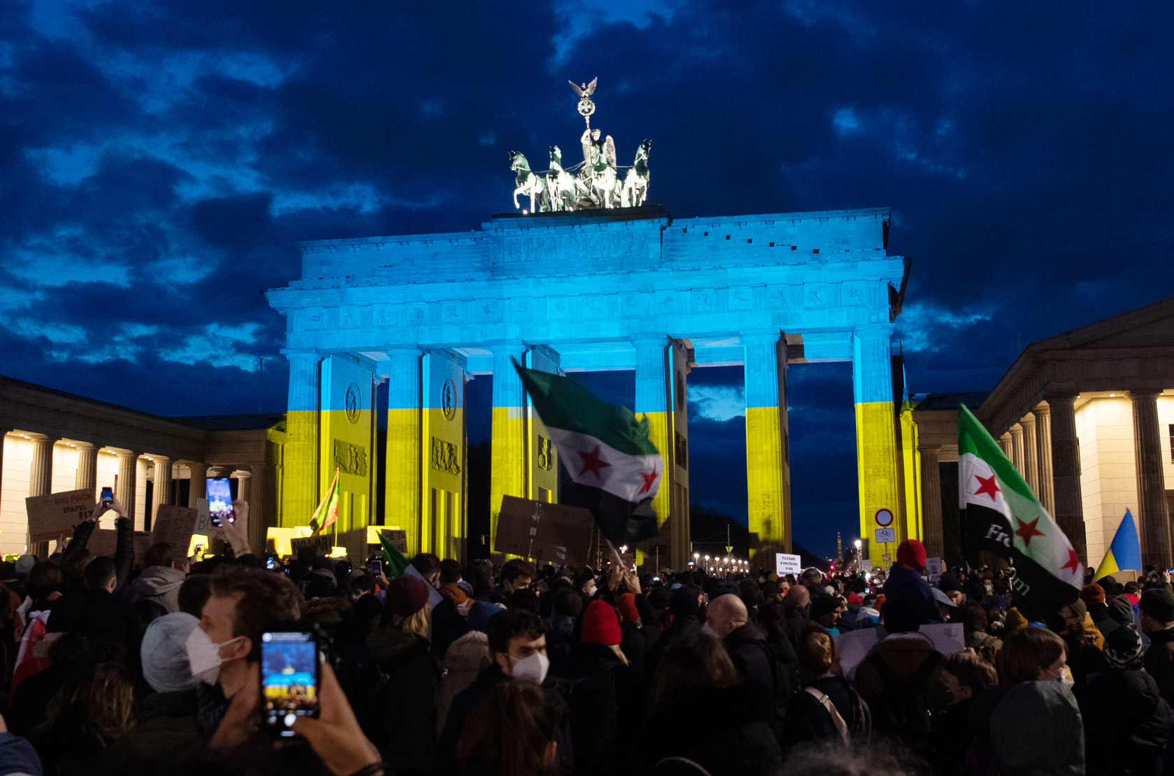 De Brandenburger Tor in Berlijn wordt op 24 februari verlicht in de kleuren van de Oekraïense vlag.