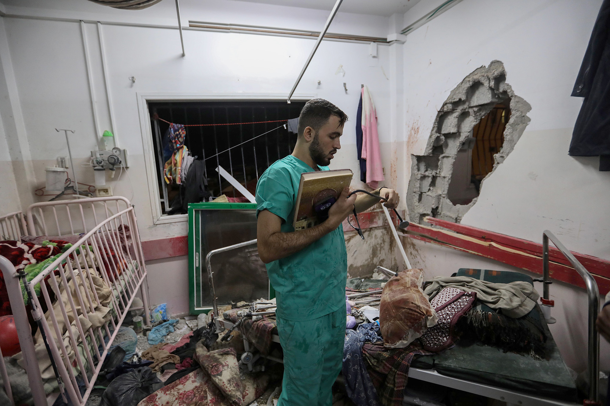 Una persona inspecciona los daños en el hospital de maternidad dentro del Complejo Médico Nasser el 17 de diciembre en Khan Younis, Gaza.
