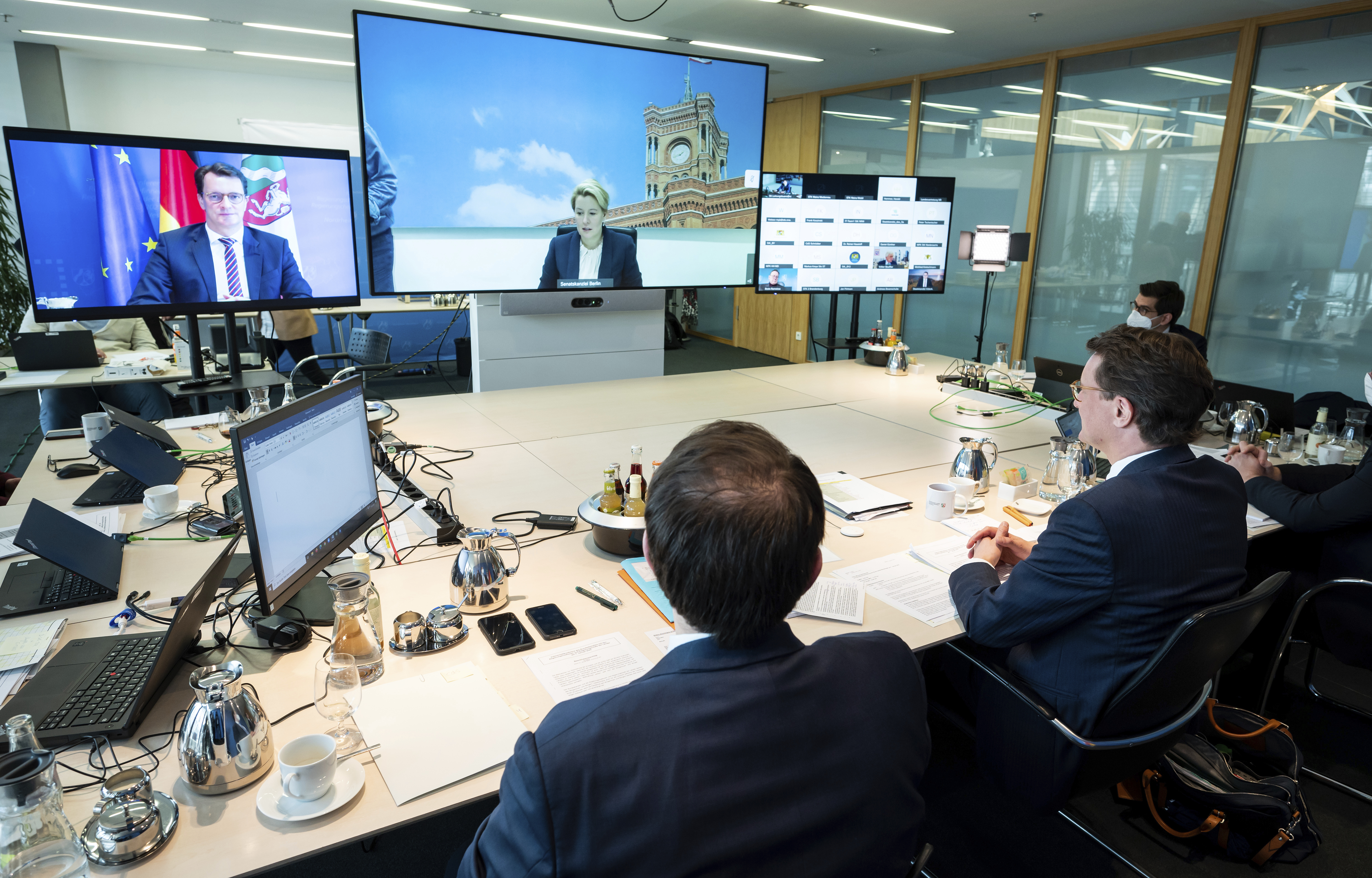 Hendrik W'st (CDU, r), Minister President of North Rhine-Westphalia and Chairman of the Conference of Minister Presidents (MPK), takes part in the video conference of the heads of government of the federal states in the representation of North Rhine-Westphalia in Berlin on 7 January 2022. Franziska Giffey (SPD), governing mayor of Berlin, is connected on the large screen. Following the MPK, the heads of state will discuss new Corona measures with the German government to contain the spread of the Omikron wave. 