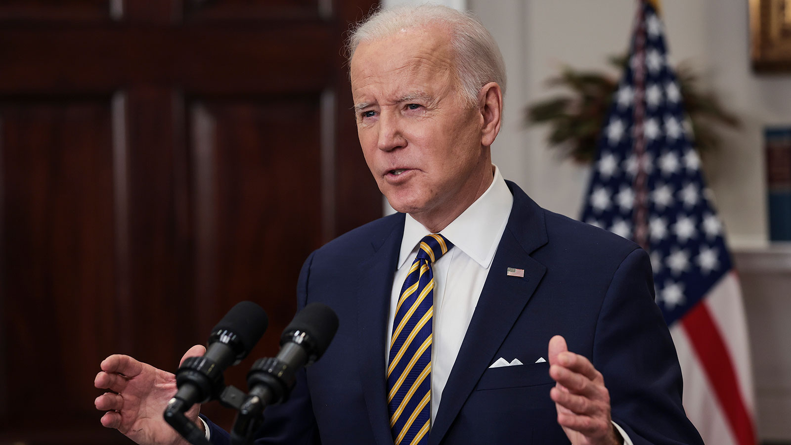 Joe Biden amerikai elnök beszédet mond a Washington DC-beli Fehér Ház Roosevelt termében március 8-án. 