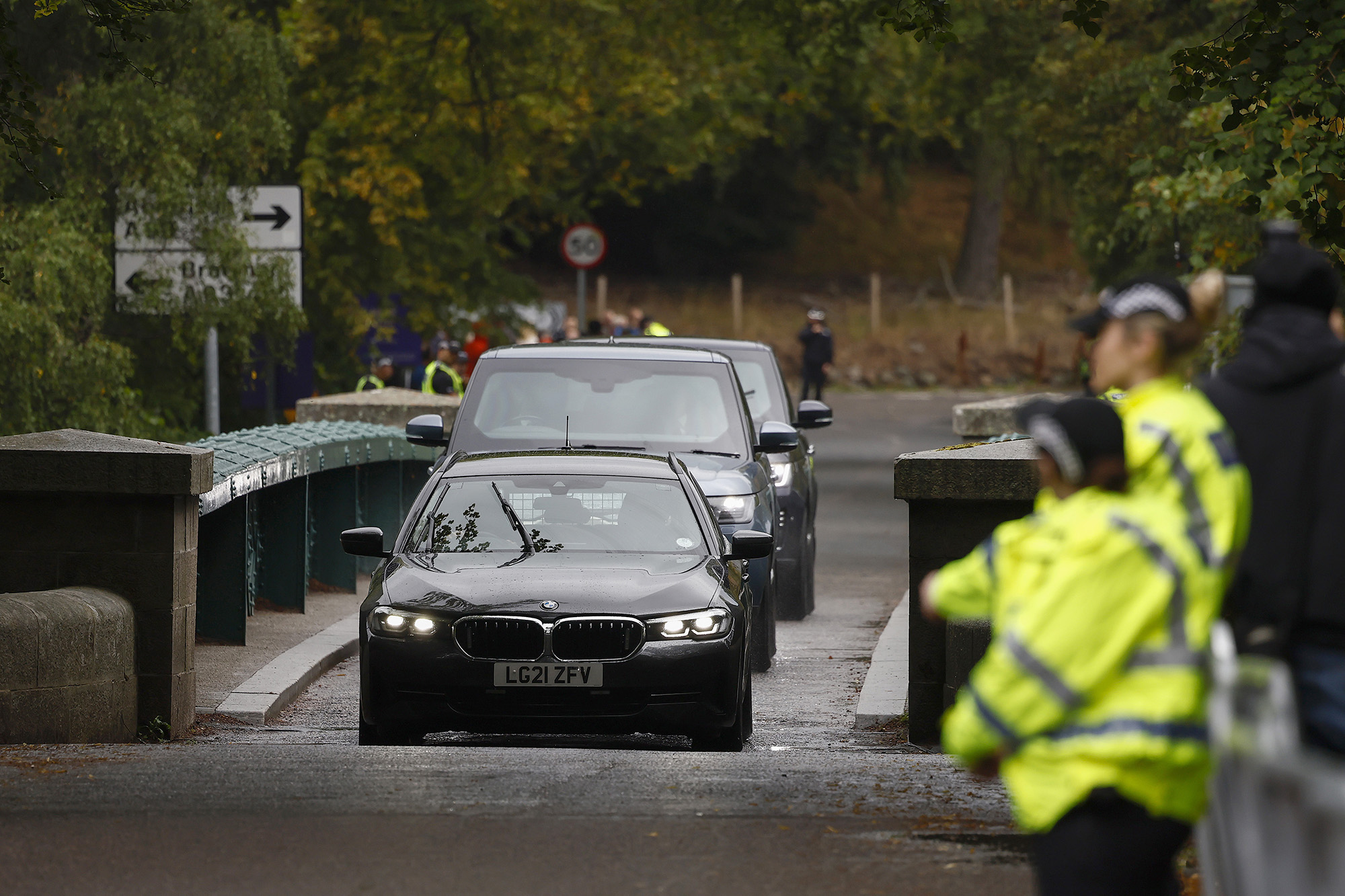 Cars carrying outgoing Prime Minister Boris Johnson and his entourage arrive at Balmoral Castle, Scotland on September 6.