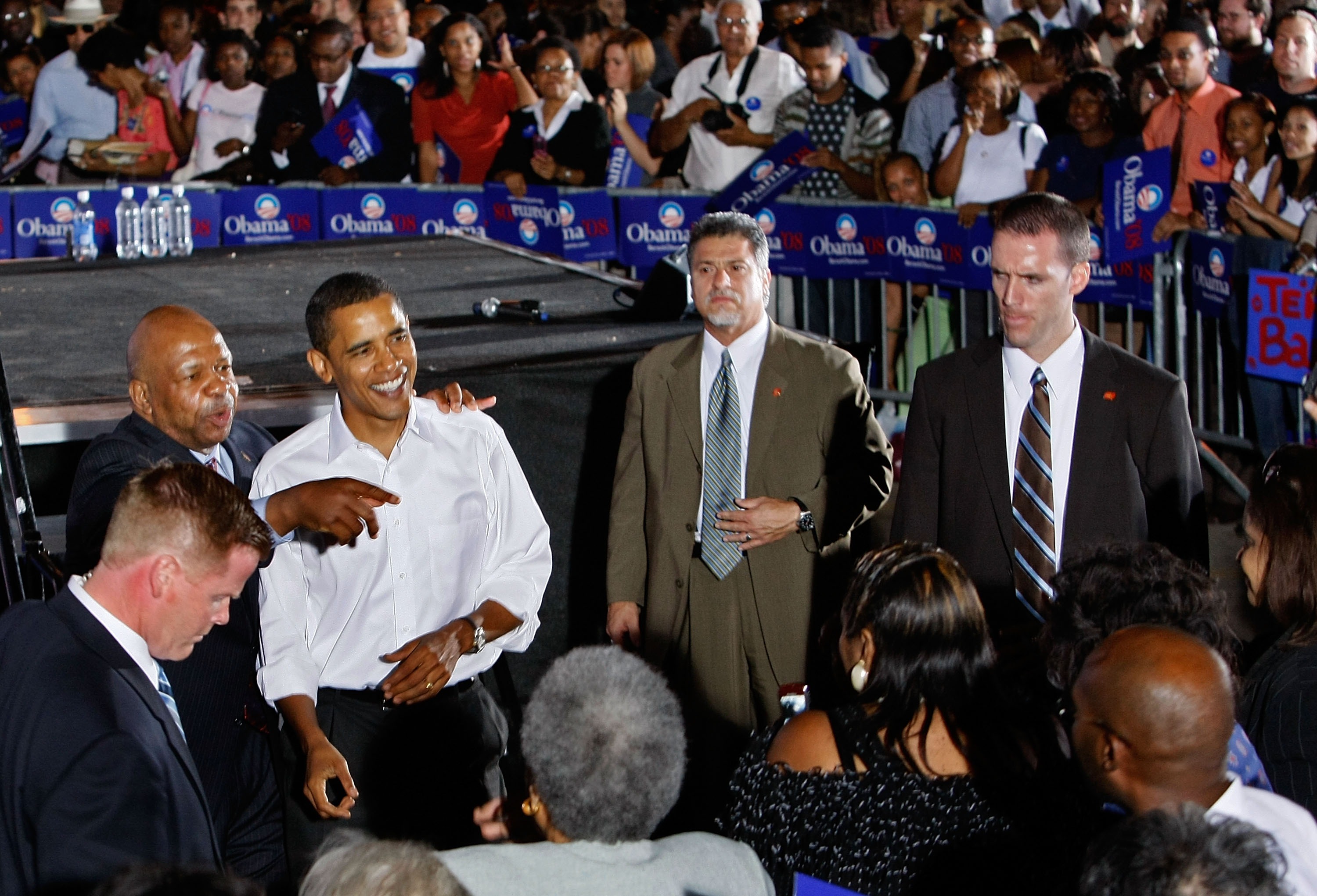 Surrounded by members of the Secret Service, Rep. Elijah Cummings points to the crowd alongside then-presidential hopeful Sen. Barack Obama at a 2007 rally.