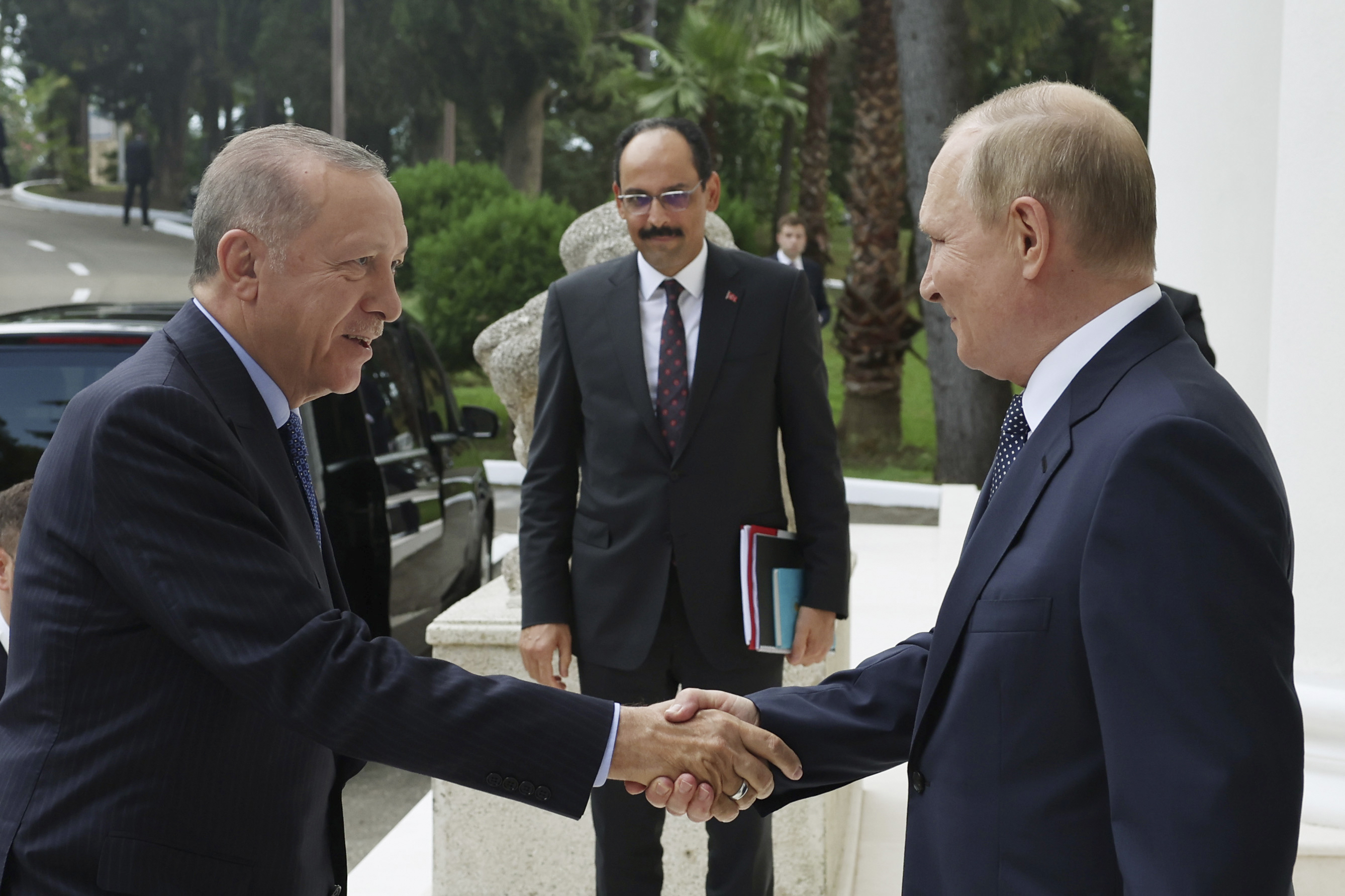 Russian President Vladimir Putin welcomes Turkish President Recep Tayyip Erdoğan prior to their meeting in Sochi, Russia, on Friday, August 5. 