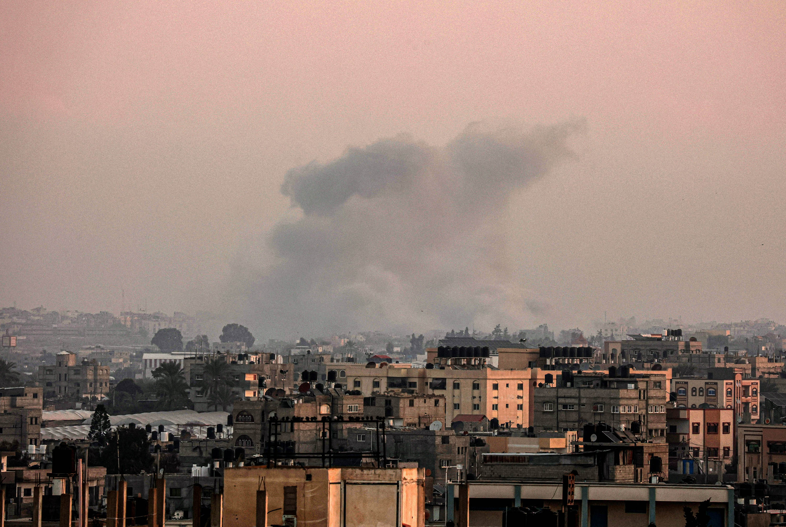 Una fotografía tomada desde Rafah el 23 de enero muestra humo ondeando sobre Khan Younis, en el sur de Gaza, durante el bombardeo israelí.