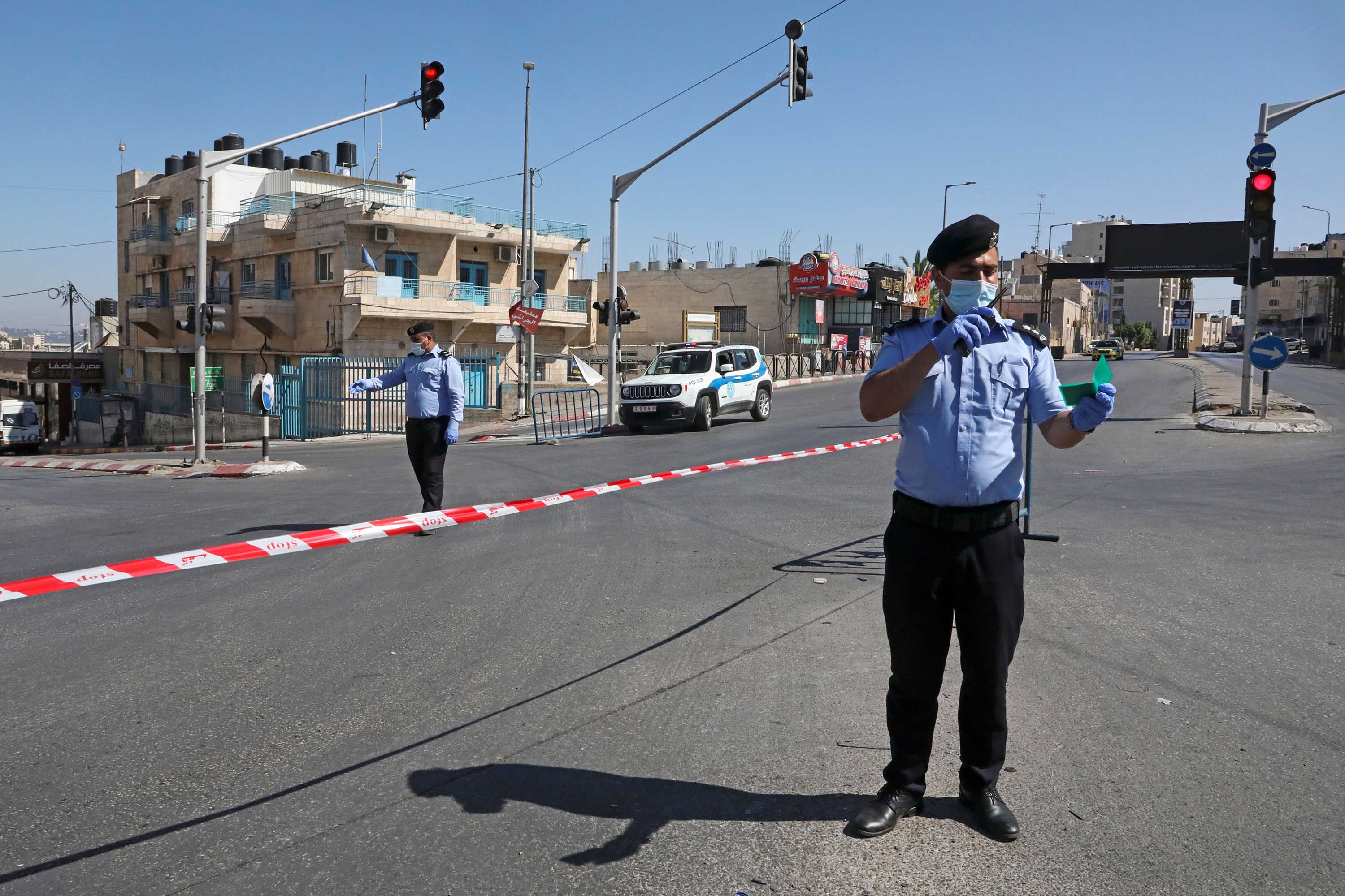Membrii forțelor de securitate palestiniene găsesc un punct de control în Betleem, pe 29 iunie.