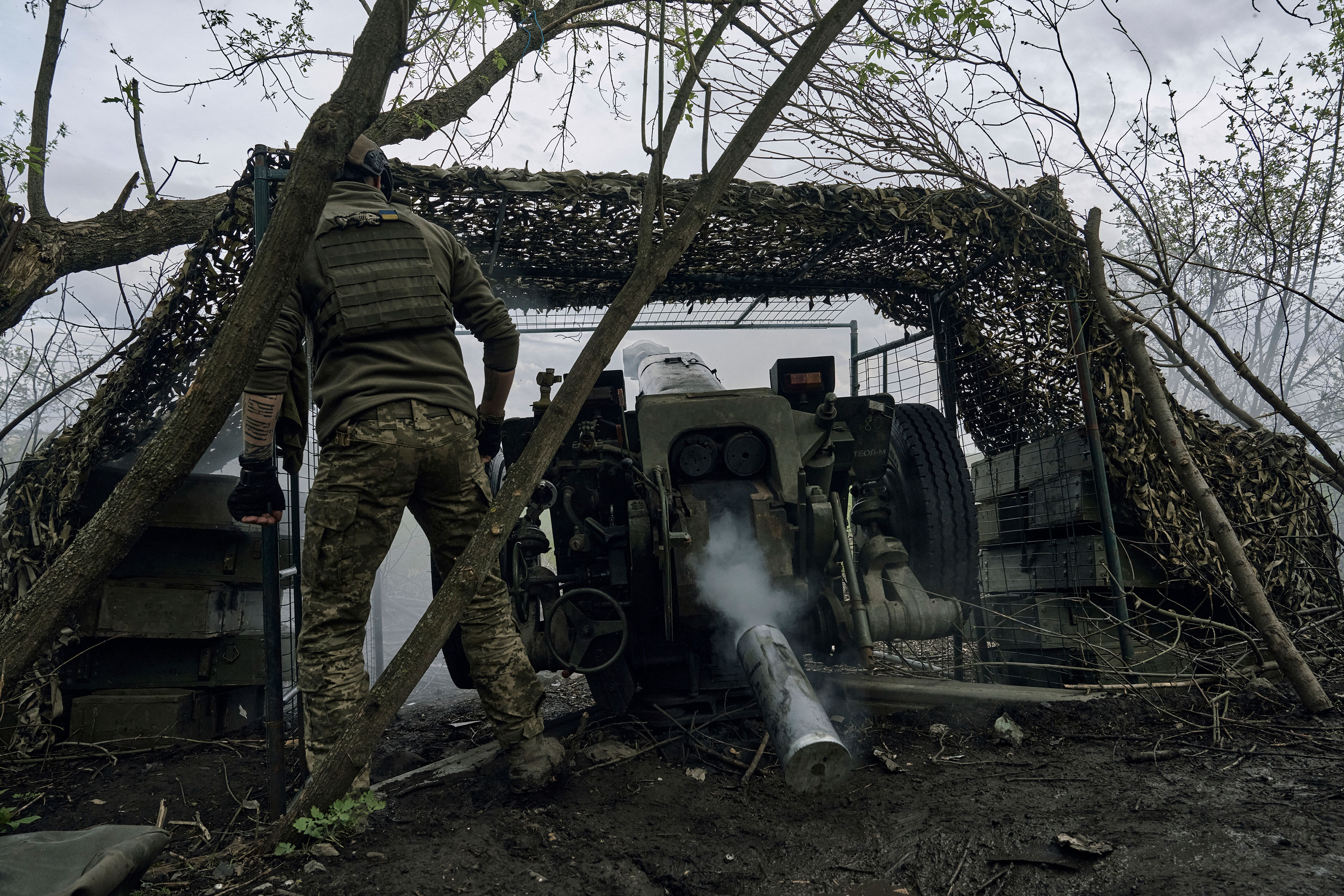 Украинские солдаты стреляют из пушки недалеко от Бахмута, Украина, в субботу.