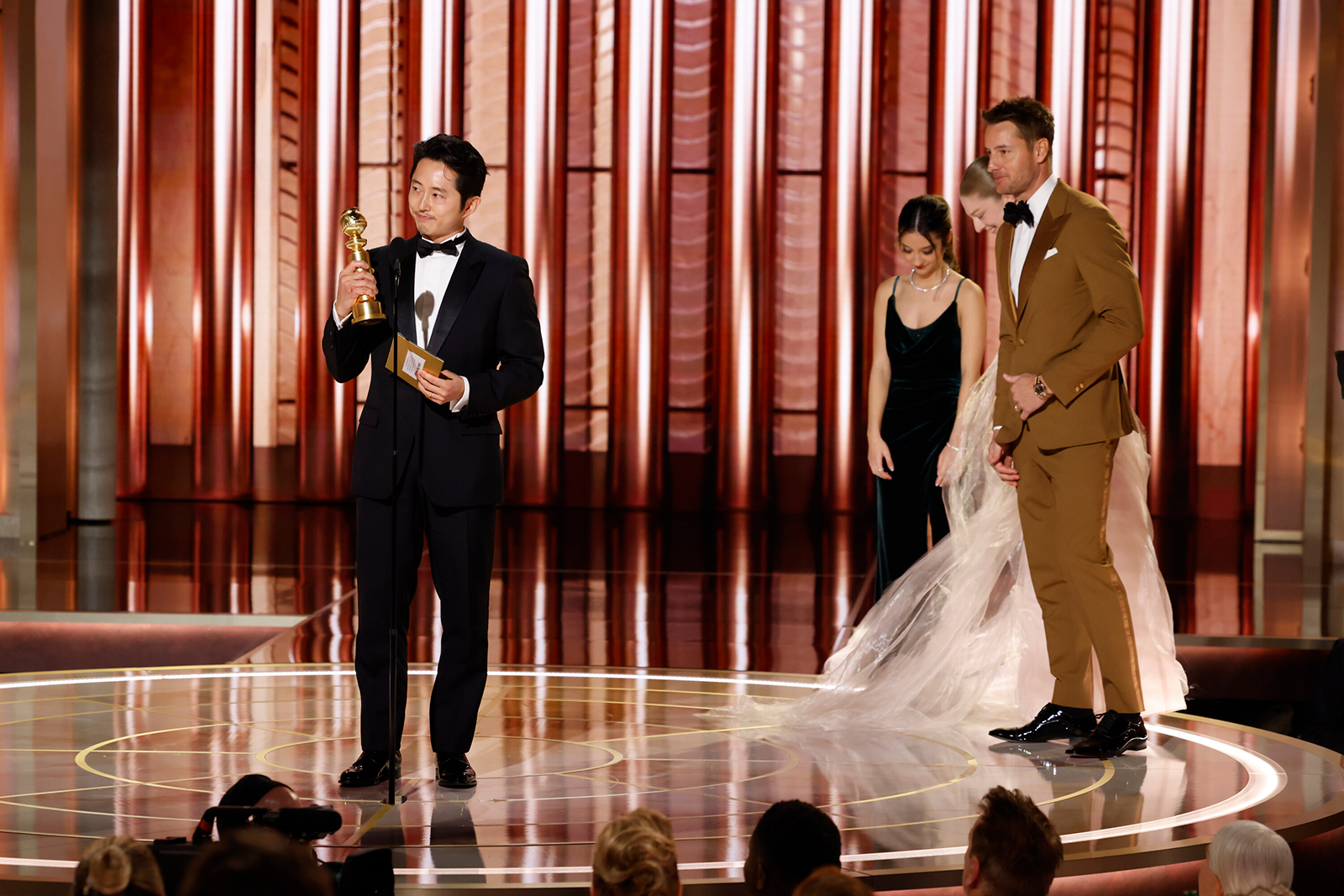 Steven Yeun accepts his Golden Globe award. 