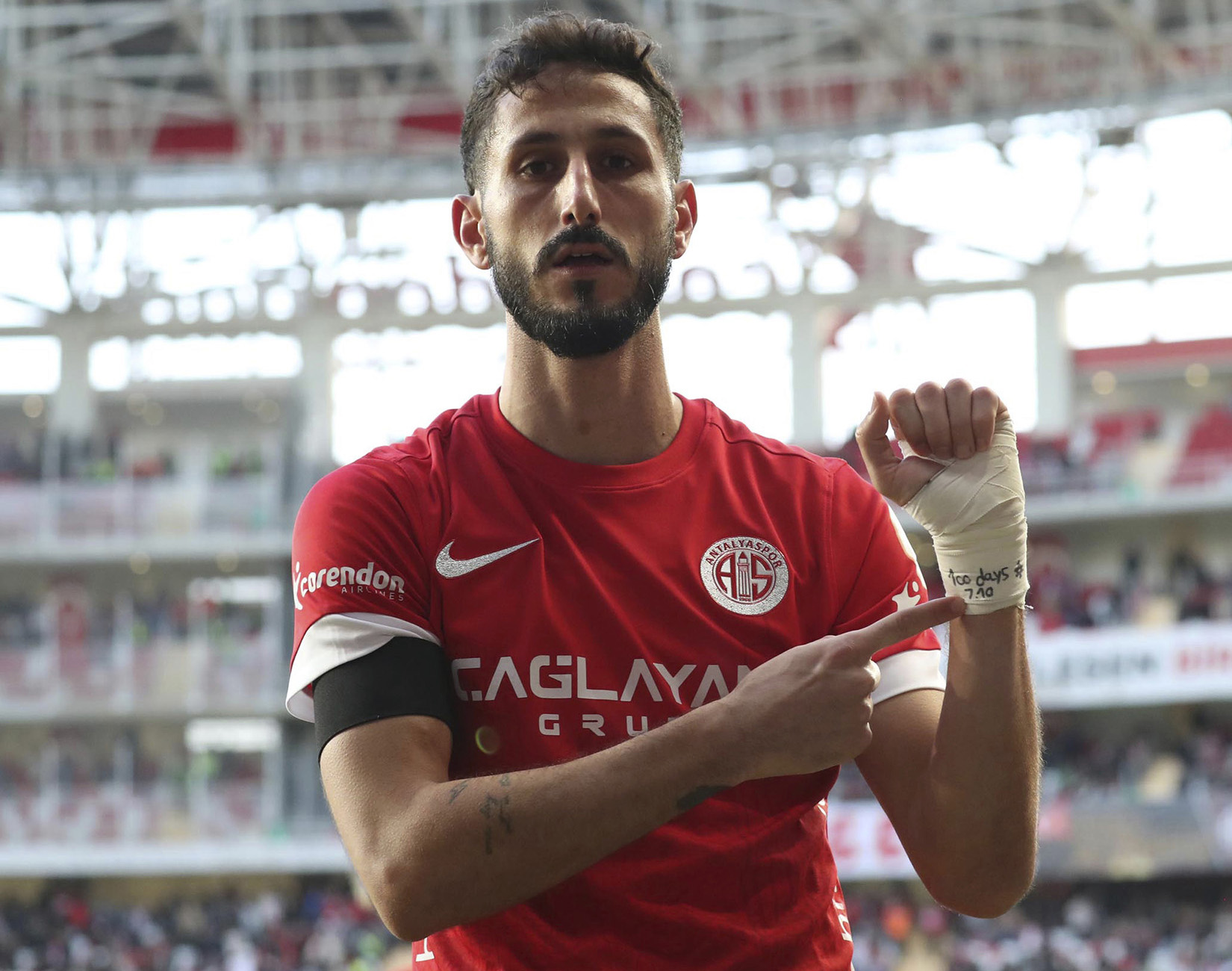 Sagiv Jehezkel, de Antalyaspor, señala un mensaje en su vendaje que dice: 