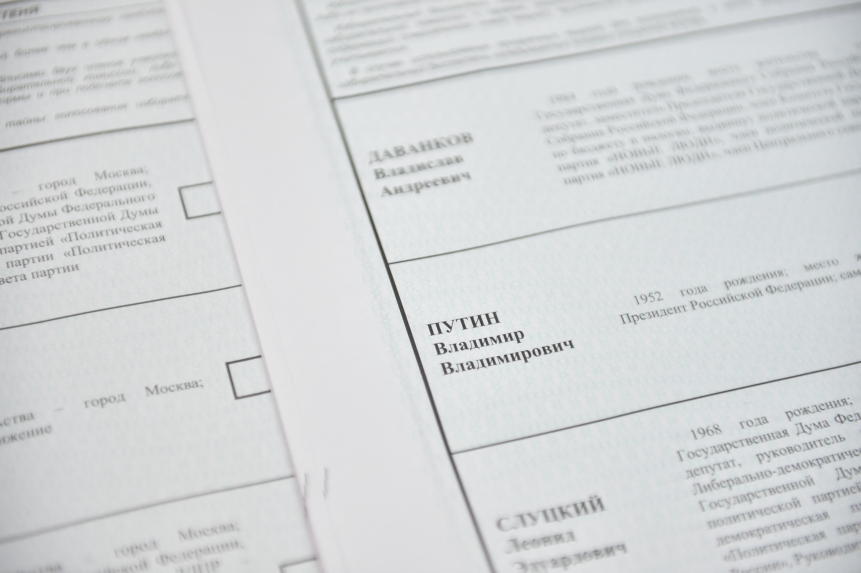 Las papeletas de votación que se utilizarán en las elecciones presidenciales rusas de 2024 se muestran el 22 de febrero.