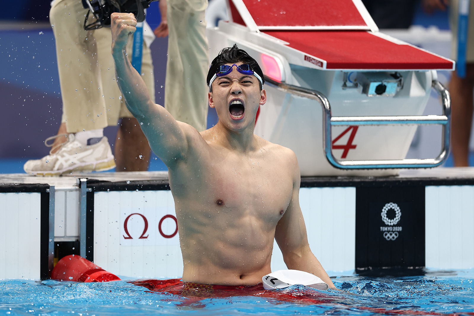 Wang Shun of China celebrates after winning a gold medal in the men's 200-meter individual medley on Friday in Tokyo.