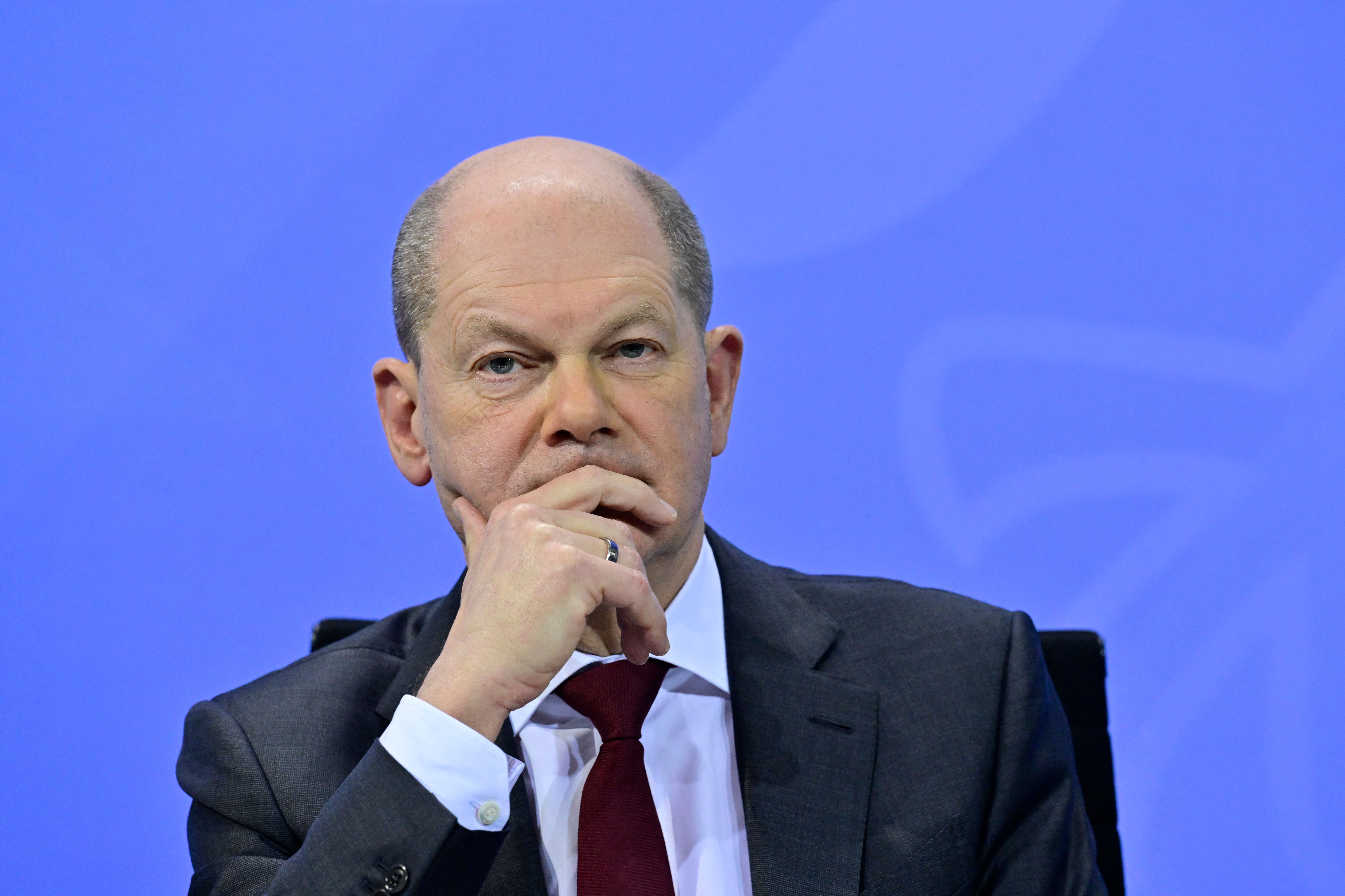 German Chancellor Olaf Scholz addresses a press conference following a meeting on measures to curb the coronavirus COVID-19 pandemic with the heads of government of Germany's federal states at the Chancellery in Berlin on January 7, 2022. 